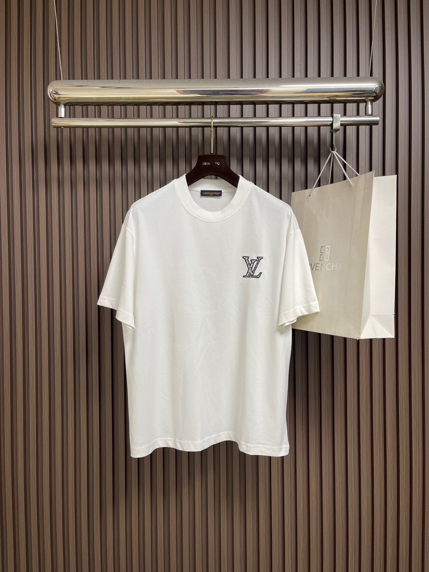 NO:833042,LV 2026fw new summer embroidered short-sleeved T-shirt, customized 260g cotton double yarn tight and smooth fabric, clean cloth surface, clear cloth pattern, very fine and solid hand feel, more firm, tight and wear-resistant, three-dimensional positioning tailoring of the whole garment. Sizes M-XXL M code Bust 110 Length 69 L code Bust 114 Length 73  Bust 122, length 82, Louis Vuitton, T-shirt, tees, t-shirt,19860909LV 2026fw夏季新款刺绣短袖t恤,定制260g全棉双纱紧密爽滑面料,布面干净,布纹清晰,手感非常细腻扎实,更加力挺 紧实耐磨,整衣立体定位剪裁.尺码M-XXL M码 胸围110 衣长69 L码胸围114 衣长73 XL码 胸围118 衣长77 XXL码 胸围122 衣长82,,louis vuitton,T-shirt,tees，t-shirt,,Men's clothing