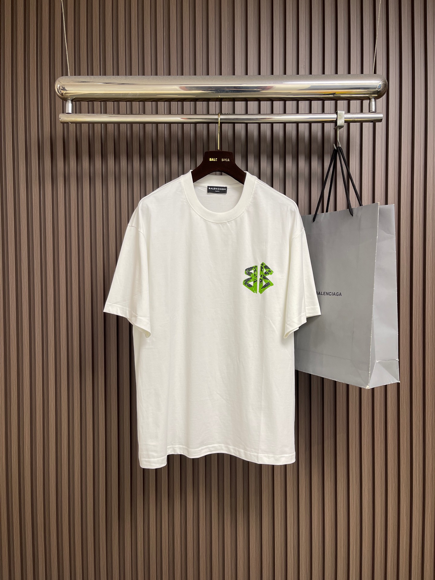 NO:833069,Balenciaga 2026ss new printed short-sleeved T-shirt, ready-to-wear washed, full of design, made of Paris ZP custom-woven and dyed cotton double yarn, weight 260 grams, clean cloth surface.  The fabric pattern is clear, soft and comfortable. The threads are dyed and there is no color difference. Sizes M-XXL M size bust 110 Length 69 L size bust 114 Length 7319860909Balenciaga 2026ss新款印花短袖T恤,成衣洗水,设计感十足 ,面料采用巴黎ZP定织定染全棉双纱、克重260克,布面干净．布纹清晰,柔软舒适.螺纹采用定染无色差.尺码M-XXL M码 胸围110 衣长69 L码胸围114 衣长73 XL码 胸围118 衣长77 XXL码 胸围122 衣长82,,balenciaga,T-shirt,tees，t-shirt,,Men's clothing