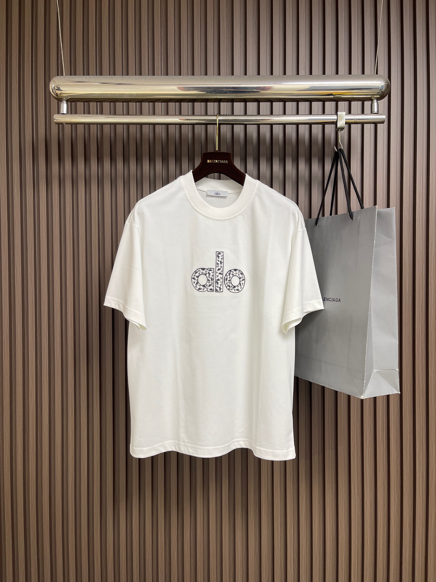 NO:833077,ALO 2026ss new short-sleeved T-shirt for early spring. This 280g classic T-shirt uses timeless solid colors and is easy to match. It is made of organic cotton and is decorated with a 3D embroidered logo on the chest. Sizes M-XXL M size bust 110 length 69 L size bust 114 length 73  Clothes length 82,,T-shirt,tees,t-shirt,19860909ALO 2026ss早春新款短袖T恤,这款280g经典T恤采用永恒的净色,易于搭配.它采用有机棉制成,胸口饰有3D刺绣的logo标识字样.尺码M-XXL M码 胸围110 衣长69 L码胸围114 衣长73 XL码 胸围118 衣长77 XXL码 胸围122 衣长82,,T-shirt,tees，t-shirt,,Men's clothing