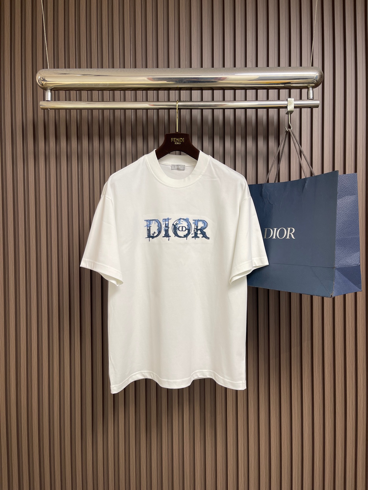 NO:833063,Dior 2026SS new summer 280g high-density short-sleeved T-shirt, brand logo embroidery on the chest, same style for men and women. Made of imported custom-dyed fabric, the upper body is comfortable and dense. The back collar chain bottom is fully shoulder-covering. It will not deform or shrink when exposed to water. Sizes M-XXL M code Bust 110 Length 69 L size Bust 114 Length 73  Clothes length 82,,dior,T-shirt,tees,t-shirt,19860909Dior 2026SS夏季新款280克高密度短袖T恤,胸前品牌标识刺绣,男女同款 采用进口定制定染面料上身舒适密度强 后领锁链底全包肩 过水不变形不缩水.尺码M-XXL M码 胸围110 衣长69 L码胸围114 衣长73 XL码 胸围118 衣长77 XXL码 胸围122 衣长82,,dior,T-shirt,tees，t-shirt,,Men's clothing