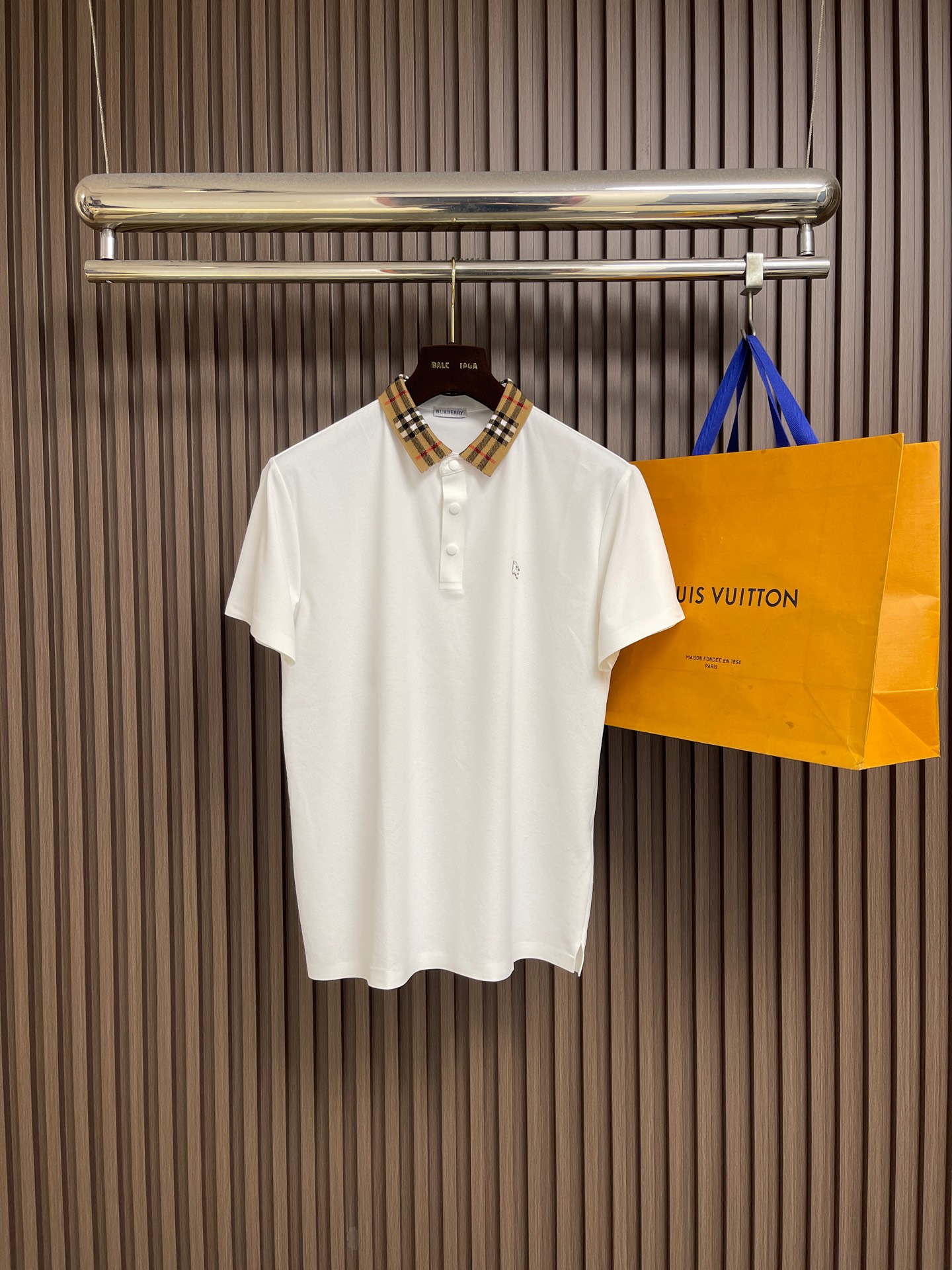 NO:835010,Burberry 2026ss new spring and summer casual plaid collar decorated Polo shirt, exquisite and elegant design, classic Vintage plaid collar is very recognizable, unique contrasting lines add retro charm, allowing you to easily become the focus. The chest is decorated with the iconic war horse knight logo, full of British style, and every detail highlights the brand  Heritage! High-quality cotton pique mesh fabric, the fabric is light and soft, and its moisture-wicking properties double the breathability. It is refreshing and comfortable to wear in summer, and it is completely OK for outdoor activities or daily commuting. The simple solid color base with classic plaid element details reveals a sense of luxury in a low-key manner. The silhouette is slim and neat. It can be worn with suit trousers in business situations or jeans in casual wear, showing versatile charm. Sizes M-3XL M, chest 100, shoulder width 42, length 66 L  Bust 104 Shoulder Width 44 Length 68 XL Bust 108 Shoulder Width 46 Length 70 XXL Bust 112 Shoulder Width 48 Length 72 3XL Bust 116 Shoulder Width 50 Length 74,,burberry,versace,jeans,business suit,19860909Burberry 2026ss春夏新款休闲格纹领口装饰Polo衫,设计精致大方,经典Vintage格纹领口超有辨识度,独特的撞色线条增添复古韵味,让你轻松成为焦点.胸前装饰着标志性战马骑士徽标,英伦风满满,每一处细节都彰显品牌 heritage!高品质棉质珠地网眼布,面料轻盈柔软,吸湿排汗特性让透气感加倍,夏天穿起来清爽又舒适,户外活动或日常通勤都完全OK.简约纯色基底搭配经典格纹元素细节,低调中透露奢华感,版型修身利落,商务场合搭配西装裤或休闲时配牛仔裤,都能轻松驾驭,展现 versatile 魅力.尺码M-3XL  M码 胸围100肩宽42衣长66 L码 胸围104肩宽44衣长68  XL码 胸围108肩宽46衣长70 XXL码 胸围112 肩宽48 衣长72 3XL码 胸围116 肩宽50 衣长74,,burberry,versace,jeans,business suit,,Men's clothing