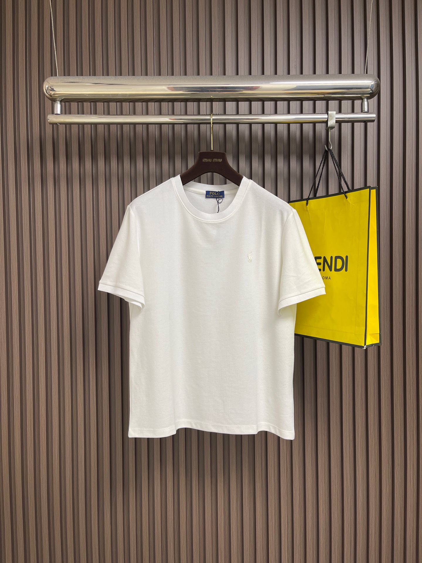 NO:835029,Ralph Lauren short-sleeved pure cotton T-shirts for men and women, simple yet stylish, this Ralph Lauren  The T-shirt outlines a neat silhouette in a classic solid color. The exquisite pony logo on the chest is a symbol of the brand's identity, hiding luxury in a low-key manner. The pure cotton fabric gives a gentle touch to the skin, breathable and comfortable. Whether it is worn with casual jeans for a stroll on the street, or with a simple suit for semi-formal occasions, it can be easily worn, interpreting the freedom and elegance of American leisure for you. Size M-3XL M size Length 65, shoulder width 45, bust 102  L size clothing length 67 shoulder width 46.75 bust size 10619860909Ralph Lauren 拉夫劳伦仔章短袖纯棉T恤男女同款,简约而不失格调,这款 Ralph Lauren T恤,以经典纯色勾勒利落轮廓.胸口处精致的仔章小马标,是品牌身份的象征,低调中暗藏奢华.纯棉面料,给予肌肤温柔触感,透气又舒适.无论是搭配休闲牛仔裤漫步街头,还是外搭简约西装出席半正式场合,它都能轻松驾驭,为你诠释美式休闲的自在与优雅.尺码M-3XL M码 衣长65肩宽45 胸围102 L码衣长67肩宽46.75 胸围106 XL码 衣长69肩宽48.5胸围110 XXL码 衣长71 肩宽50.25 胸围114 XXXL码衣长73肩宽53.75 胸围118,,loro piana,jeans,T-shirt,tees，t-shirt,business suit,,Men's clothing