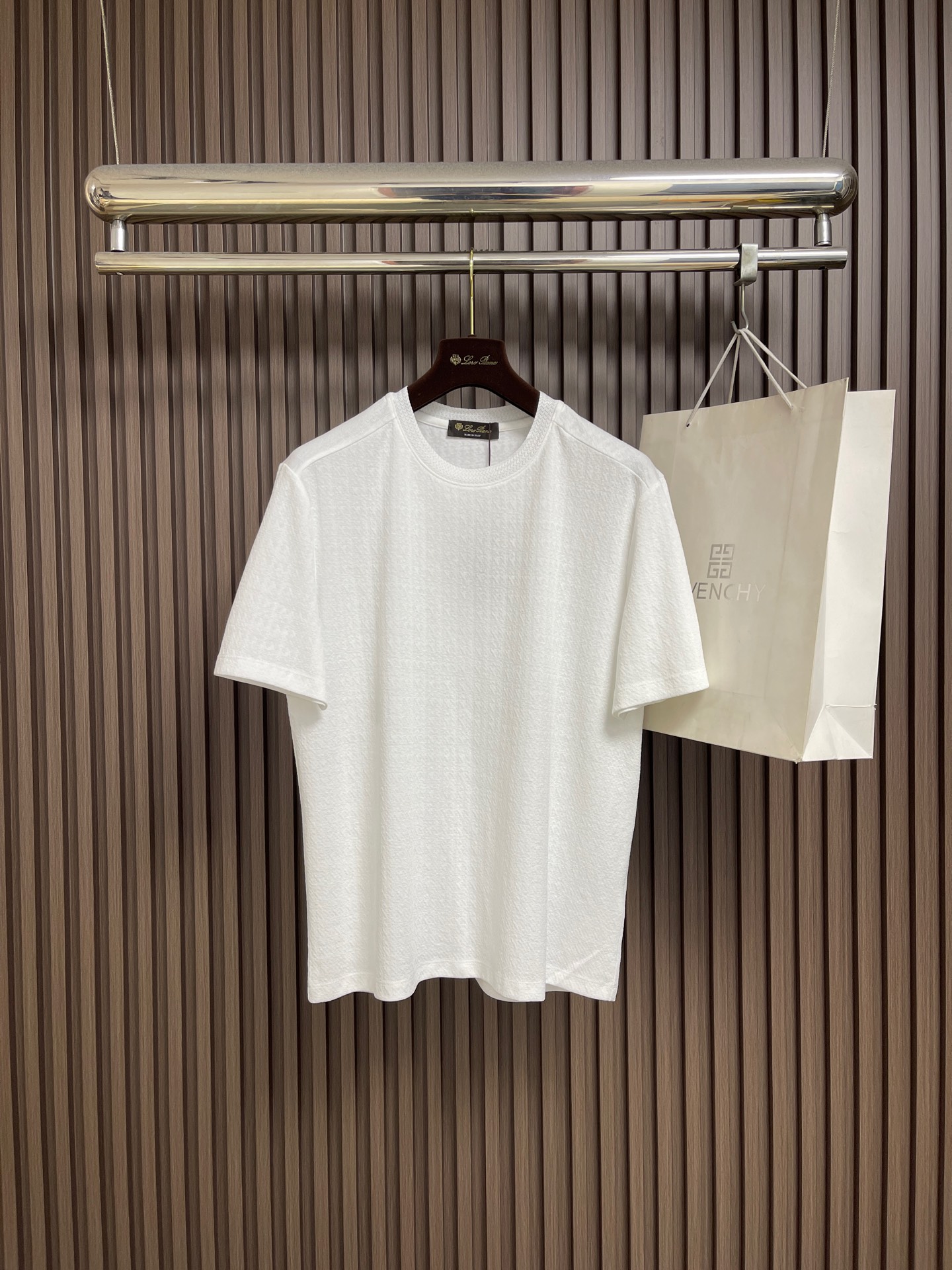 NO:833051,LP solid color round neck short-sleeved T-shirt. The fabric is made of high-count long-staple cotton. The upper body is silky, breathable and has a good luster. It is high-end and textured. The fabric has a high count. It guarantees the crispness of the clothes. Orders in all conditions are highly recommended for spring and summer. Sizes M-3XL. M size. Length 65. Shoulder width 45. Bust 102.  Clothing length 69, shoulder width 48.5, bust 110 XXL size, clothing length 71, shoulder width 50.25, bust 114 XXXL size, clothing length 73, shoulder width 53.75, bust 118,,loro piana,T-shirt,tees,t-shirt,19860909LP 净色圆领短袖T恤 面料采用高支长绒棉材质 上身丝滑 透气 又有很好的光泽感 高档而显质感 面料的支数高 保证的衣服挺括感 全品相的订单 春夏强烈推荐.尺码M-3XL M码 衣长65肩宽45 胸围102 L码衣长67肩宽46.75 胸围106 XL码 衣长69肩宽48.5胸围110 XXL码 衣长71 肩宽50.25 胸围114 XXXL码衣长73肩宽53.75 胸围118,,loro piana,T-shirt,tees，t-shirt,,Men's clothing