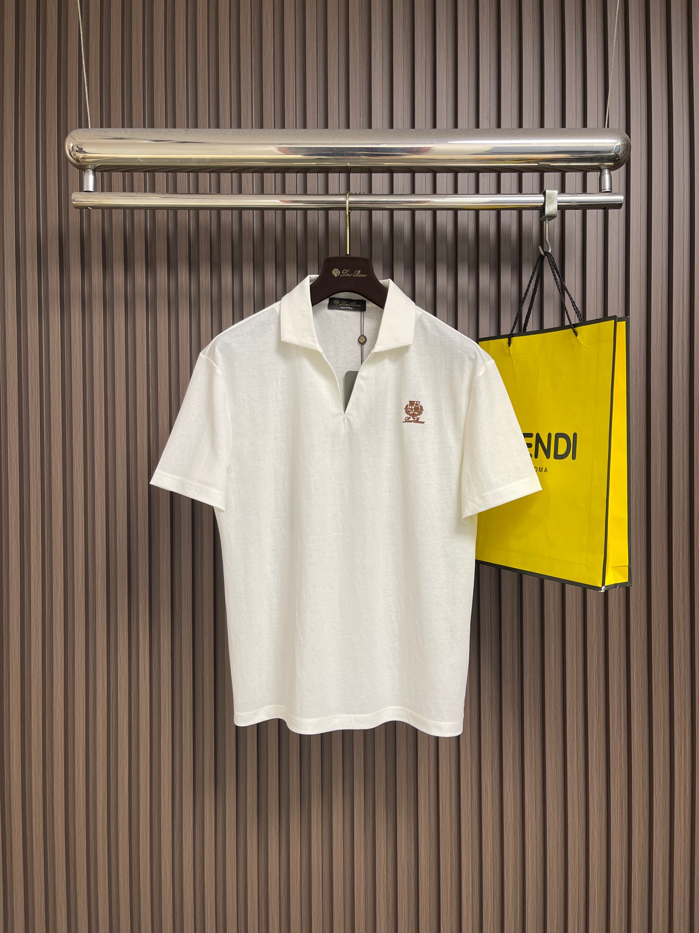 NO:835034,LP Loropiana 2026ss spring and summer is recommended for old money and new money!  Business commuting lapel short-sleeved POLO shirt, Italian tailoring, fitted chest and slightly loose hem, more tolerant to the body. The upper body is comfortable and non-restrictive. The fabric is made of custom-made Solona combined with long-staple cotton, which has a better skin-friendly feel and breathability. The surface of the fabric has a warm luster, high-end and texture. All products are ordered. Sizes M-3XL M, length 65, shoulder width 45, bust 102  Size L, length 67, shoulder width 46.75, bust 106, XL, length 69, shoulder width 48.5, bust 110, size XXL, length 71, shoulder width 50.25, bust 11419860909LP Loropiana 2026ss春夏老钱新贵推荐！商务通勤翻领短袖POLO 衫 意式剪裁 胸口合体下摆略微宽松剪裁 对身材的包容性更好 上身舒适而无束缚感 面料采用 客供订织的索罗那结合长绒棉的材质 有着更好的亲肤感 与透气性 面料表层有温润的光泽感 高档而显质感 全品相订单.尺码M-3XL M码 衣长65肩宽45 胸围102 L码衣长67肩宽46.75 胸围106 XL码 衣长69肩宽48.5胸围110 XXL码 衣长71 肩宽50.25 胸围114 XXXL码衣长73肩宽53.75 胸围118,,loro piana,loro piana,T-shirt,,Men's clothing