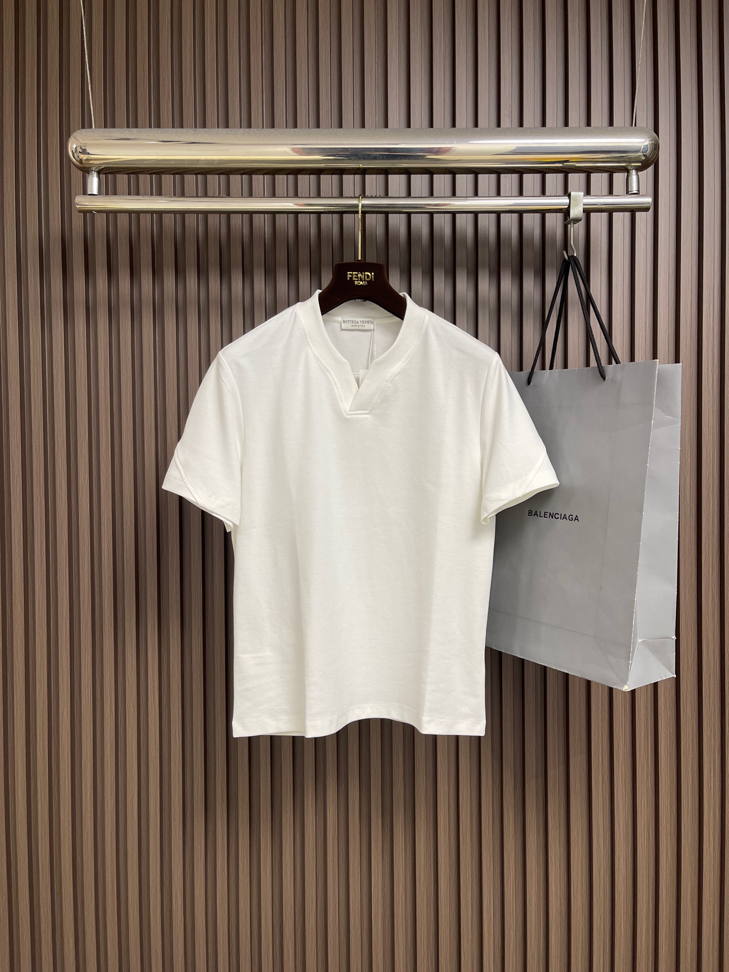 NO:833011,BV classic Henry V-neck short-sleeved T-shirt, classic Henry V-neck design, neat small slits modify the neck line, and can quietly lengthen the neck proportions without picking up the face shape. It is more layered than a round neck, more restrained and elegant than a V-neck, and can be used for daily commuting or leisure. Size M-3XL  Clothing length 69, shoulder width 48.5, bust 110 XXL size, clothing length 71, shoulder width 50.25, bust 114 XXXL size, clothing length 73, shoulder width 53.75, bust 118,,bottega veneta,T-shirt,tees,t-shirt,19860909BV 经典亨利V领短袖T恤,经典亨利V领设计,利落小开叉修饰颈部线条,不挑脸型还能悄悄拉长脖颈比例,比圆领更有层次,比V领更克制优雅,日常通勤或休闲都能hold住.尺码M-3XL M码 衣长65肩宽45 胸围102 L码衣长67肩宽46.75 胸围106 XL码 衣长69肩宽48.5胸围110 XXL码 衣长71 肩宽50.25 胸围114 XXXL码衣长73肩宽53.75 胸围118,,bottega veneta,T-shirt,tees，t-shirt,,Men's clothing