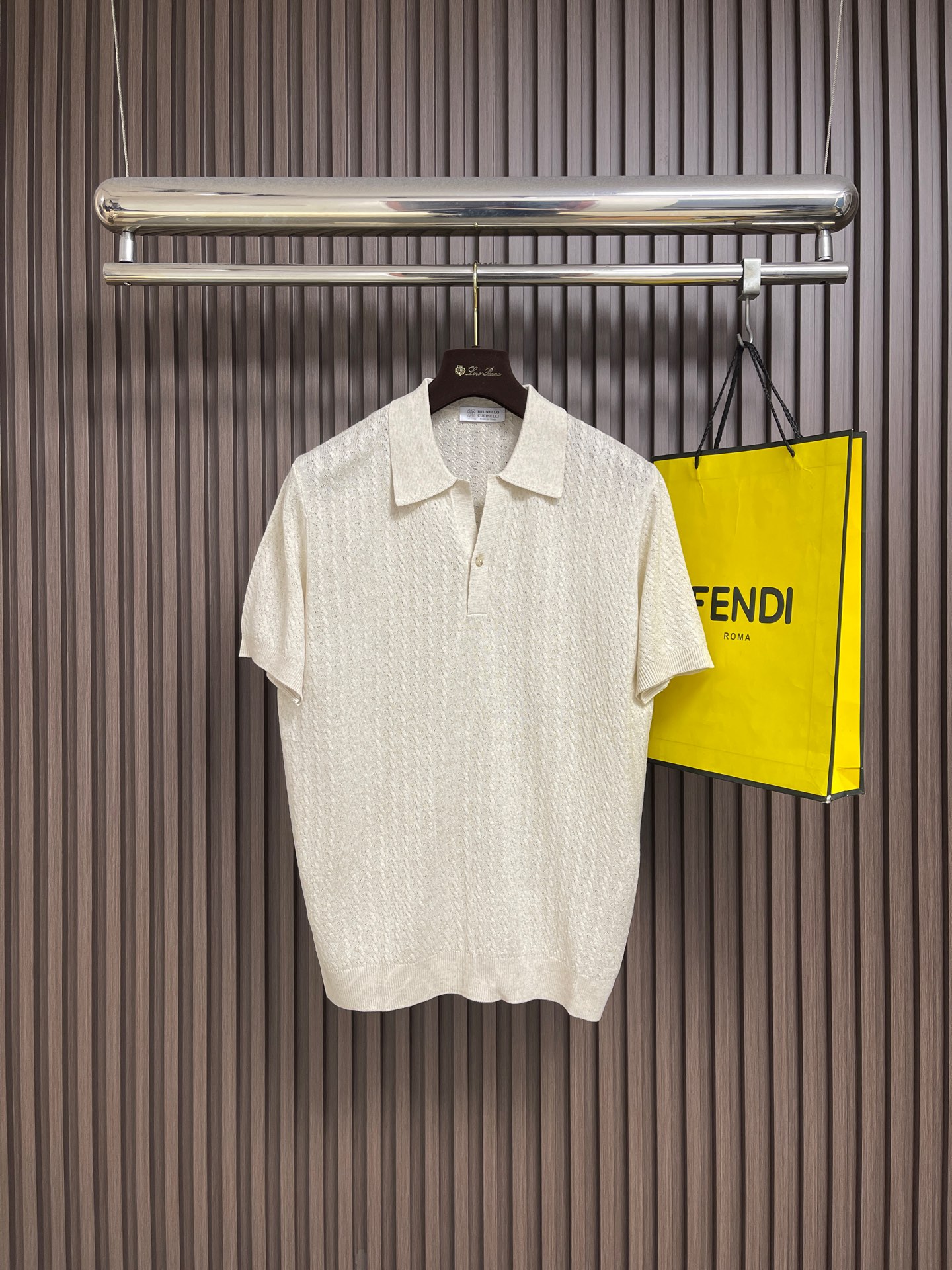 NO:833020,Brunello Cucinelli BC 2026SS new summer product, one-button short-sleeved knitted POLO shirt. Customer-supplied fabrics, stable and breathable structure. Exquisite knitted jacquard, can be washed without deformation. Sizes M-3XL  Bust 114, shoulder width 48, length 70, 3XL size, bust 118, shoulder width 50, length 71, brunello cucinelli, T-shirt,19860909Brunello Cucinelli BC 2026SS夏季新品,一粒扣短袖针织POLO衫.客供面料,结构稳定更透气.精致针织提花, 随便洗涤不变形.尺码M-3XL  M码 胸围102肩宽42 衣长64 L码 胸围106肩宽44 衣长66  XL码 胸围110肩宽46 衣长68 XXL码 胸围114肩宽48 衣长70 3XL码 胸围118肩宽50 衣长71,,brunello cucinelli,T-shirt,,Men's clothing