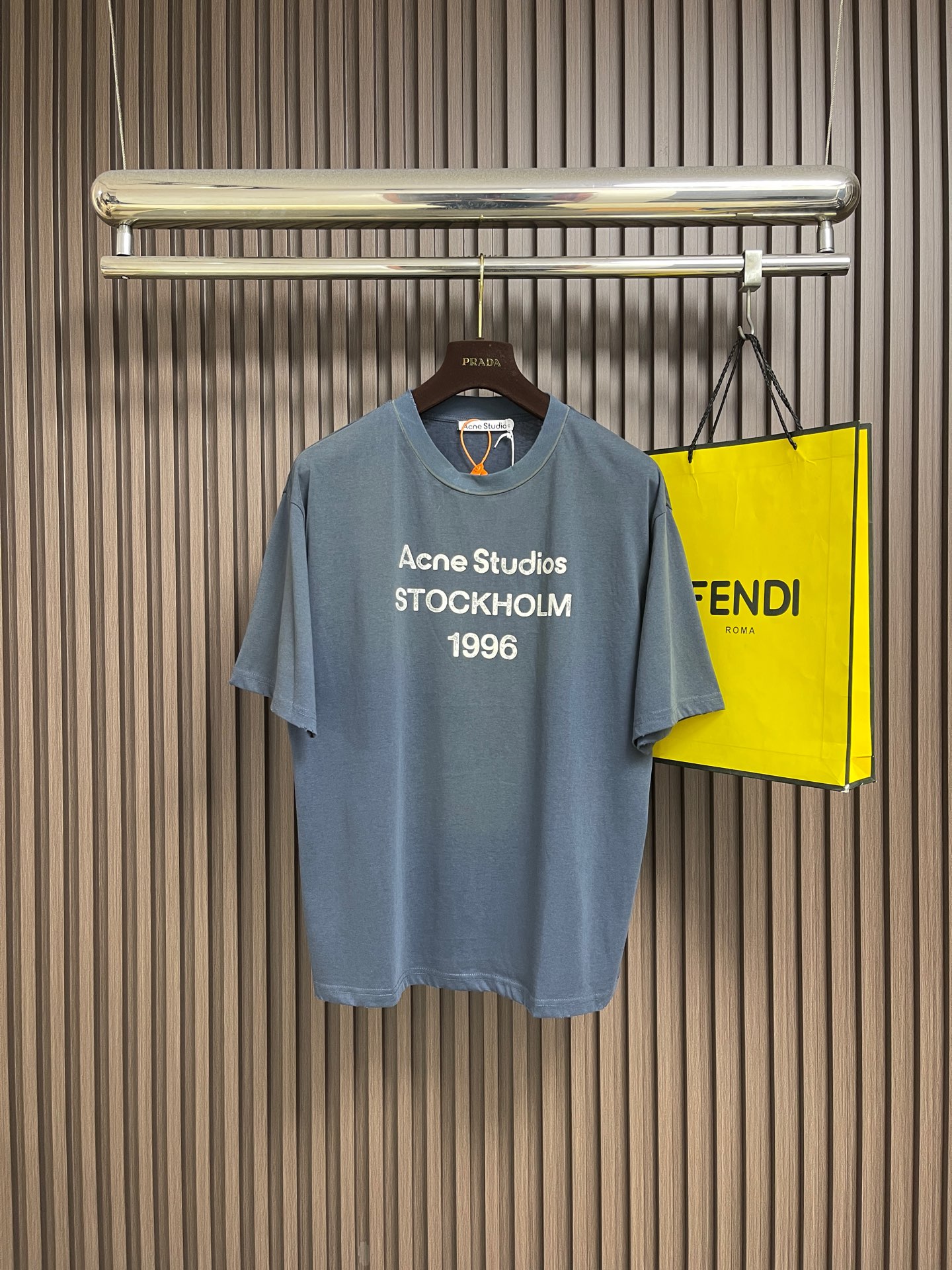 NO:836127,Acne Studios spray-painted distressed logo short-sleeved T-shirt, custom-made cloud velvet ski-like cotton fabric, with washed and faded deep sea blue as the base, with a retro atmosphere that travels through time, Ac Studios  The 1996 logo pattern is embellished on the chest. The uneven depth of the letter strokes is like a mark engraved by the years. It is sublimated by the old imperfection of inkjet printing, forming a visual collision of softness and rigidity. Glue printing is used. The chest printing has been modified by the film screen three times. The glue liquid paint is used to print the pattern on the fabric, and the fabric is baked to fix the printing pattern.  .Gradient distressing spray process, by spraying dyes of different colors on the surface of the fabric, the clothes can show rich color changes under different lights and increase the visual layering. Many places on the clothes are worn by pure artificial regular positioning and manual brushing to add texture and depth to the surface of the clothes to imitate the texture of natural wear. Sizes S-XL  Size S, bust 112, shoulder width 51.5, length 68, size M, bust 116, shoulder width 53, length 70, size L, bust 120, shoulder width 54.5, length 72, size19860909Acne Studios 喷绘做旧徽标短袖T恤,定制云绒爽滑雪感棉面料,以水洗褪色的深海蓝为底,自带穿越时光的复古氛围感,Ac Studios 1996徽标图案点缀于胸前,字母笔触的深浅不均,宛如岁月镌刻的印记,加以喷绘做旧的不完美感为升华,形成柔与刚的视觉碰撞.采用胶浆印花,胸前印花经过三次菲林网板修改,使用胶浆液体涂料在织物上打印图案,烘烤织物以固定印刷图案.渐变做旧喷马骝工艺,通过在织物表面喷洒不同颜色的染料,实现衣物在不同光线下呈现出丰富的色彩变化,增加视觉层次感.衣身多处皆由纯人工规律性定位磨破,手工刷痕,在衣物表面增加纹理和深度感,以模仿自然磨损的质感.尺码S-XL S码胸围112肩宽51.5 衣长68 M码 胸围116肩宽53 衣长70 L码胸围120 肩宽54.5 衣长72 XL码 胸围124 肩宽56 衣长74,,acne studios,dior,T-shirt,tees，t-shirt,,Men's clothing