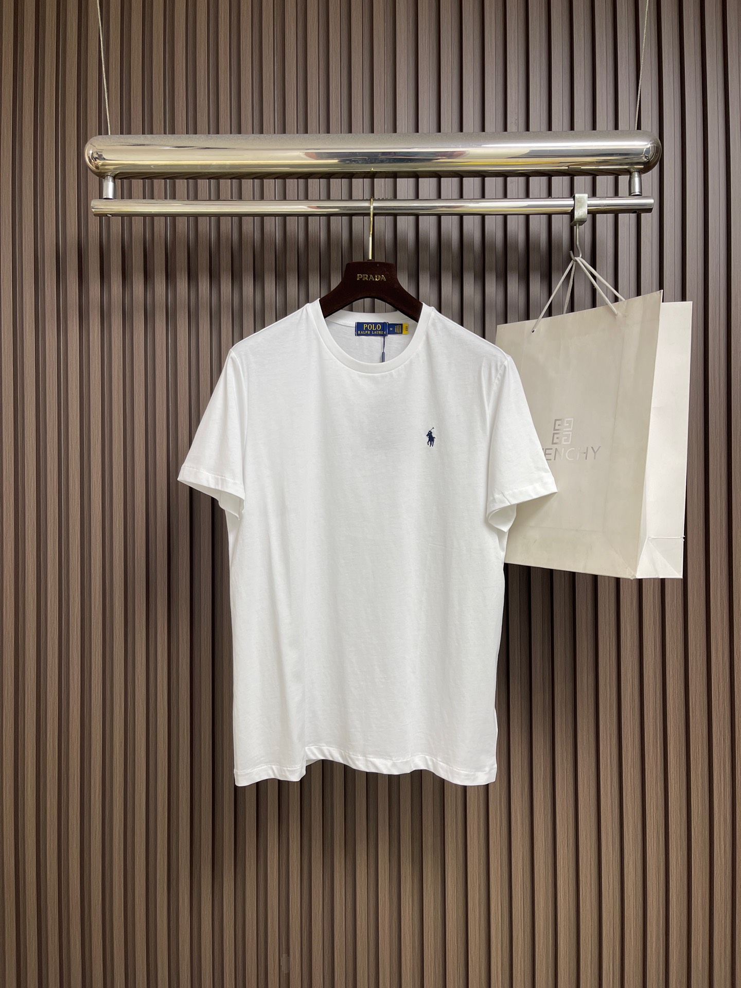 NO:836065,RL RALPH LAUREN  Ralph Lauren's classic embroidered round-neck short-sleeved T-shirt is made of high-count combed cotton blended smooth fabric. The base is long-staple combed cotton, which removes short lint and impurities in the cotton fiber. The fiber is more delicate and the touch is smoother. After mercerization process, the surface of the fabric forms a silky luster, which is visually more advanced and improves the wrinkle resistance and smoothness of the fabric. The pony logo on the left chest adopts high-density three-dimensional locks.  Edge embroidery technology, imported computer embroidery machine precise plate making, pattern restoration degree 1:1, pony shape is vivid and three-dimensional, details are clear, high-fastness environmentally friendly embroidery thread is used, the color is full and long-lasting, not easy to fade, not easy to fluff. The three-dimensional embroidery method makes the pattern have obvious concave and convex texture, and feels layered, which is different from ordinary offset printing and printing, and has a more high-end feel and durability. Size S-XL  Size S, shoulder width 44, bust 108, length 70, size M, shoulder width 46, bust 112, length 72, size L, shoulder width 48, bust 116, length 74, size XL, shoulder width 50, bust 120, length 66,,loro piana,T-shirt,tees,t-shirt,19860909RL RALPH LAUREN 拉夫劳伦经典款刺绣圆领短袖T恤,采用高支精梳棉混纺爽滑面料,基底为长绒精梳棉,去除棉纤维中的短绒与杂质,纤维更细腻,触感更顺滑,经过丝光工艺处理,面料表面形成丝质光泽,视觉上更高级,同时提升面料的抗皱性与爽滑度.左胸小马标采用高密度立体锁边刺绣工艺,进口电脑绣花机精准制版,图案还原度1:1,小马造型生动立体,细节清晰,选用高牢度环保绣线,色彩饱满持久,不易褪色、不易起毛.立体绣法让图案有明显的凹凸质感,摸起来有层次感,区别于普通胶印、印花,更具高级感与耐用性.尺码S-XL S码肩宽44 胸围108衣长70 M码 肩宽46 胸围112衣长72 L码肩宽48 胸围116衣长74 XL码 肩宽50 胸围120 衣长66,,loro piana,T-shirt,tees，t-shirt,,Men's clothing