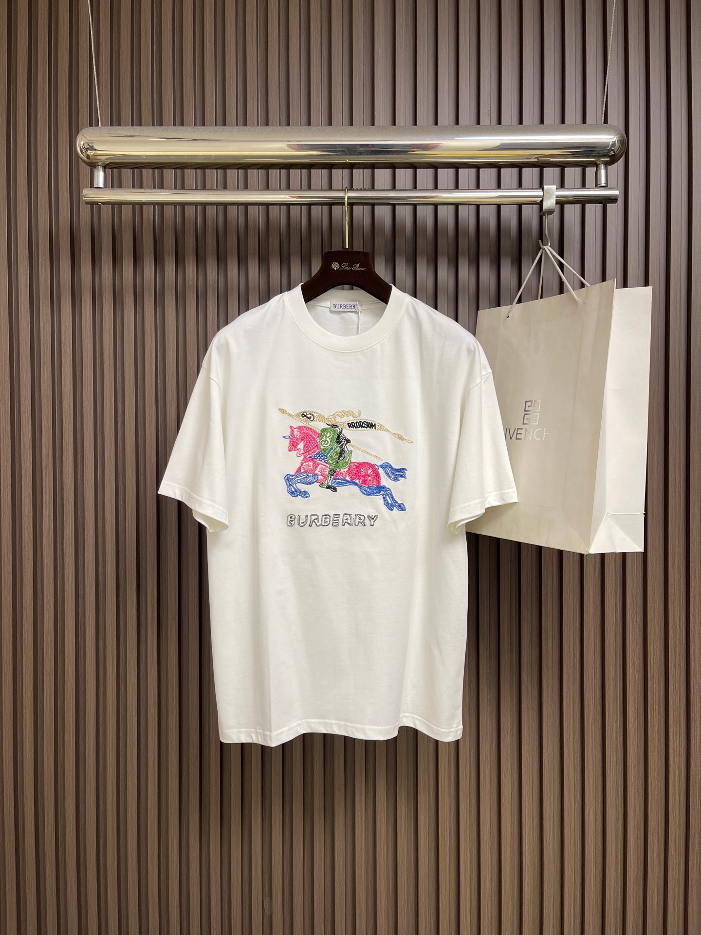NO:837765,Burberry war horse embroidered short-sleeved T-shirt, made of plain woven cotton, embellished with equestrian knight logo embroidery, adopts a round neck design, showing a slim fit. The overall line is straight and delicate, the fabric is comfortable and soft, the color is consistent and no color difference. It can be matched with the same style to create a fashionable look and control various occasions. Customized accessories, complete with three standards, same style for men and women. Size XS-L XS shoulder width 53, bust 108, length 69, shoulder width 54  Bust 112, length 71, size M, shoulder width 55, bust 116, length 73, size L, shoulder width 55, bust 120, length 75, burberry, T-shirt, tees, t-shirt,19860909Burberry 战马刺绣短袖T恤,采用平织棉,点缀马术骑士徽标刺绣,采用圆领设计,呈现修身版型.整体走线平直细腻 面料舒适柔软 颜色一致无色差 能与同款搭配营造时尚造型,驾驭各种场合,定制辅料,三标齐全,男女同款.尺码XS-L XS码肩宽53 胸围108 衣长69  S码肩宽54 胸围112衣长71  M码 肩宽55 胸围116衣长73 L码 肩宽55 胸围120 衣长75,,burberry,T-shirt,tees，t-shirt,,Men's clothing