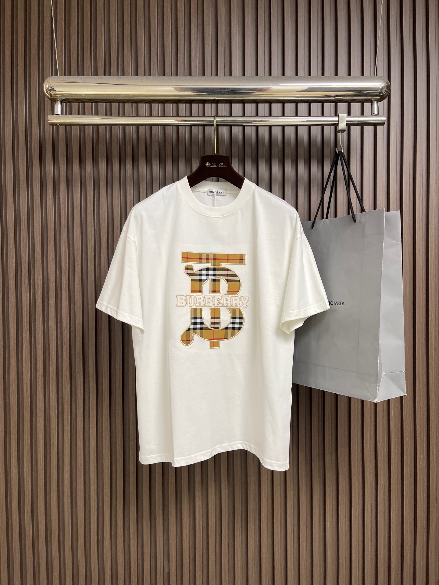 NO:835045,Burberry 2026ss classic men's plaid logo embroidered logo round neck short-sleeved T-shirt, a timeless classic, round neck basic T-shirt!  Classic plaid logo embroidery pattern!  The pure cotton fabric is super soft and skin-friendly, feels very textured, and has perfect skin-friendliness!  Whether worn alone or as an inner layer, it is very youthful and bright, and is a timeless item!  Sizes XS-L19860909Burberry 2026ss 经典款男士格纹logo刺绣标识圆领短袖T恤,永不过时经典款,圆领基础款t恤！经典格纹logo刺绣图案！纯棉面料超级柔软亲肤,摸上去非常有质感,亲肤度简直完美！不管是单穿还是做内搭,都非常的青春明亮,是永不过时的单品！尺码XS-L XS码肩宽53 胸围108 衣长69  S码肩宽54 胸围112衣长71  M码 肩宽55 胸围116衣长73 L码 肩宽55 胸围120 衣长75,,burberry,T-shirt,tees，t-shirt,,Men's clothing