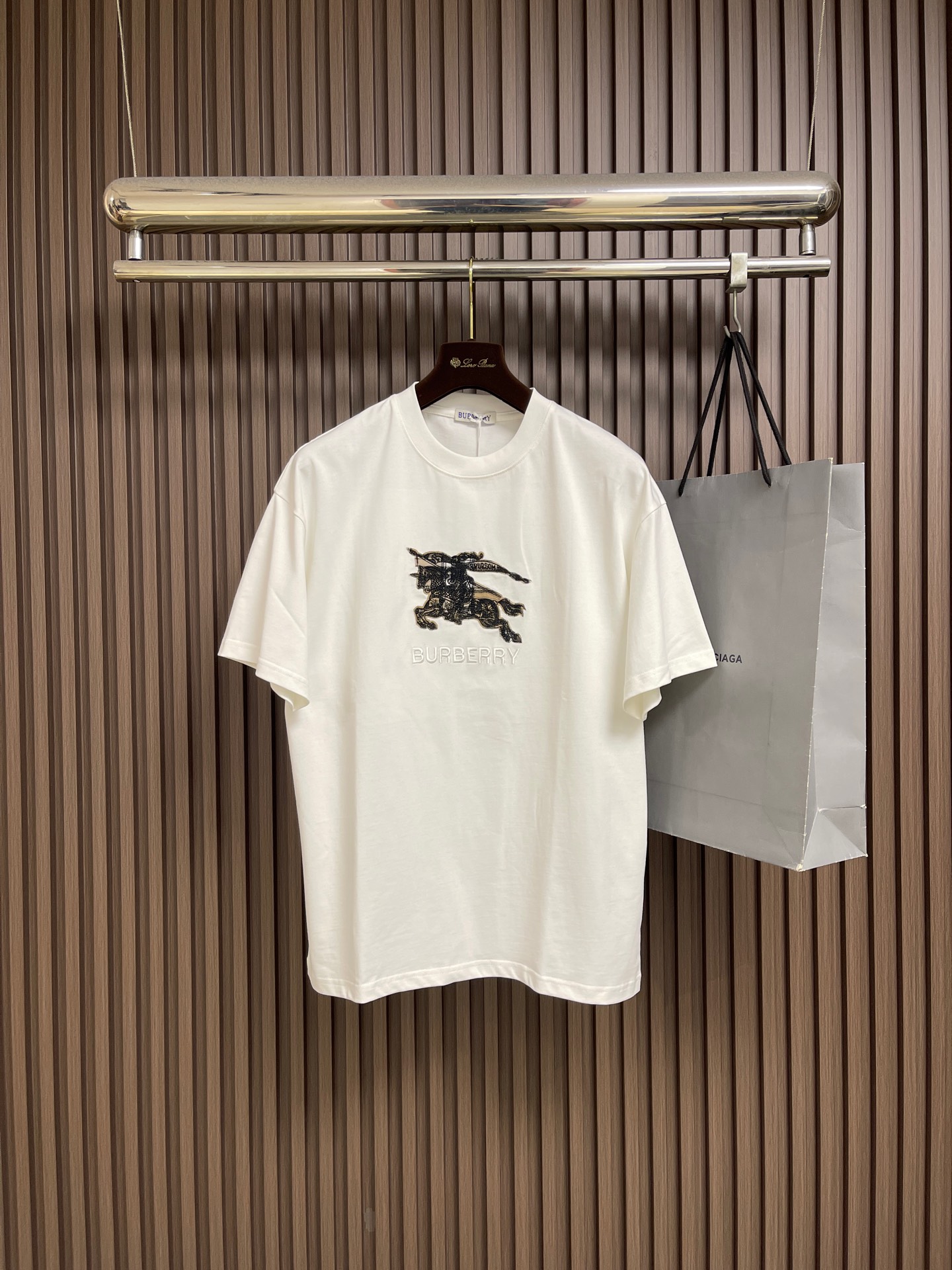 NO:835036,Burberry 2026SS spring and summer new plaid war horse jacquard short-sleeved T-shirt, simple and elegant, light business style, iconic war horse logo on the chest, using new plaid jacquard trim, extremely exquisite, fashionable and very beautiful, high-end luxury and full of spirituality, the upper body is stylish and tasteful, the big-name temperament is fully revealed, youthful and versatile, showing the charm of a fashionable business man. Export order standards, detail processing is in place. Size XS-L  XS size shoulder width 53, chest size 108, length 69, size S shoulder width 54, chest size 112, length 71, size M, size shoulder width 55, chest size 116, length 73 size L, size shoulder width 55, chest size 120 size, length 75, burberry, T-shirt, tees, t-shirt,19860909Burberry 2026SS春夏新款格纹战马提花短袖T恤,简单大方,轻商务风格,胸前标志性战马徽标,采用全新的格纹提花饰边,极为精致考究,时尚而又极具美感,高端奢华而又充满灵性,上身有格调有品位,大牌气质展露无遗,显年轻又百搭,彰显充满时尚潮流的商务型男魅力.出口订单标准,细节处理非常到位.尺码XS-L XS码肩宽53 胸围108 衣长69  S码肩宽54 胸围112衣长71  M码 肩宽55 胸围116衣长73 L码 肩宽55 胸围120 衣长75,,burberry,T-shirt,tees，t-shirt,,Men's clothing