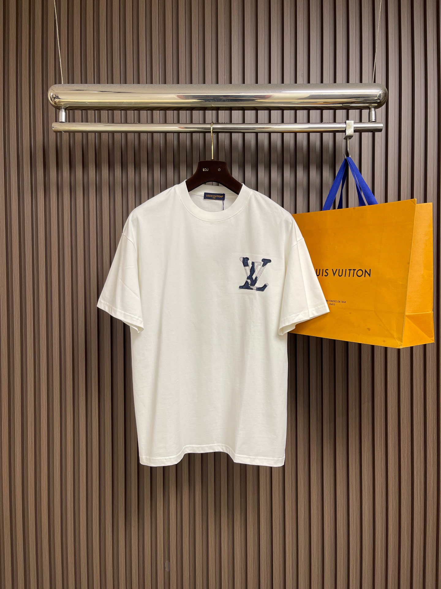 NO:833046,LV denim pattern embroidered short-sleeved T-shirt, 320g heavyweight fabric, LV's white T-shirt puts a new twist on the classic!  The LV letter embroidery on the left chest is stitched with denim texture, which is simple yet sophisticated. The oversized letter print on the back is matched with a leather label, which is retro and cool, with full visual impact. Selected high-count pure cotton fabric is soft, breathable and not easy to deform, and the loose fit is super friendly to all body types. Sizes XS-L  Bust 116, length 73, size L, shoulder width 55, bust 120, length 75, Louis Vuitton, T-shirt, tees, t-shirt,19860909LV 牛仔纹刺绣短袖T恤,320克重磅面料、LV这款白T把经典玩出了新花样！左胸牛仔纹理拼接的LV字母刺绣,简约中透着精致感,后背超大号字母印花搭配皮质标贴,复古又潮酷,视觉冲击力拉满.精选高支纯棉面料,柔软透气还不易变形,宽松版型对各种身材都超友好.尺码XS-L XS码肩宽53 胸围108 衣长69  S码肩宽54 胸围112衣长71  M码 肩宽55 胸围116衣长73 L码 肩宽55 胸围120 衣长75,,louis vuitton,T-shirt,tees，t-shirt,,Men's clothing