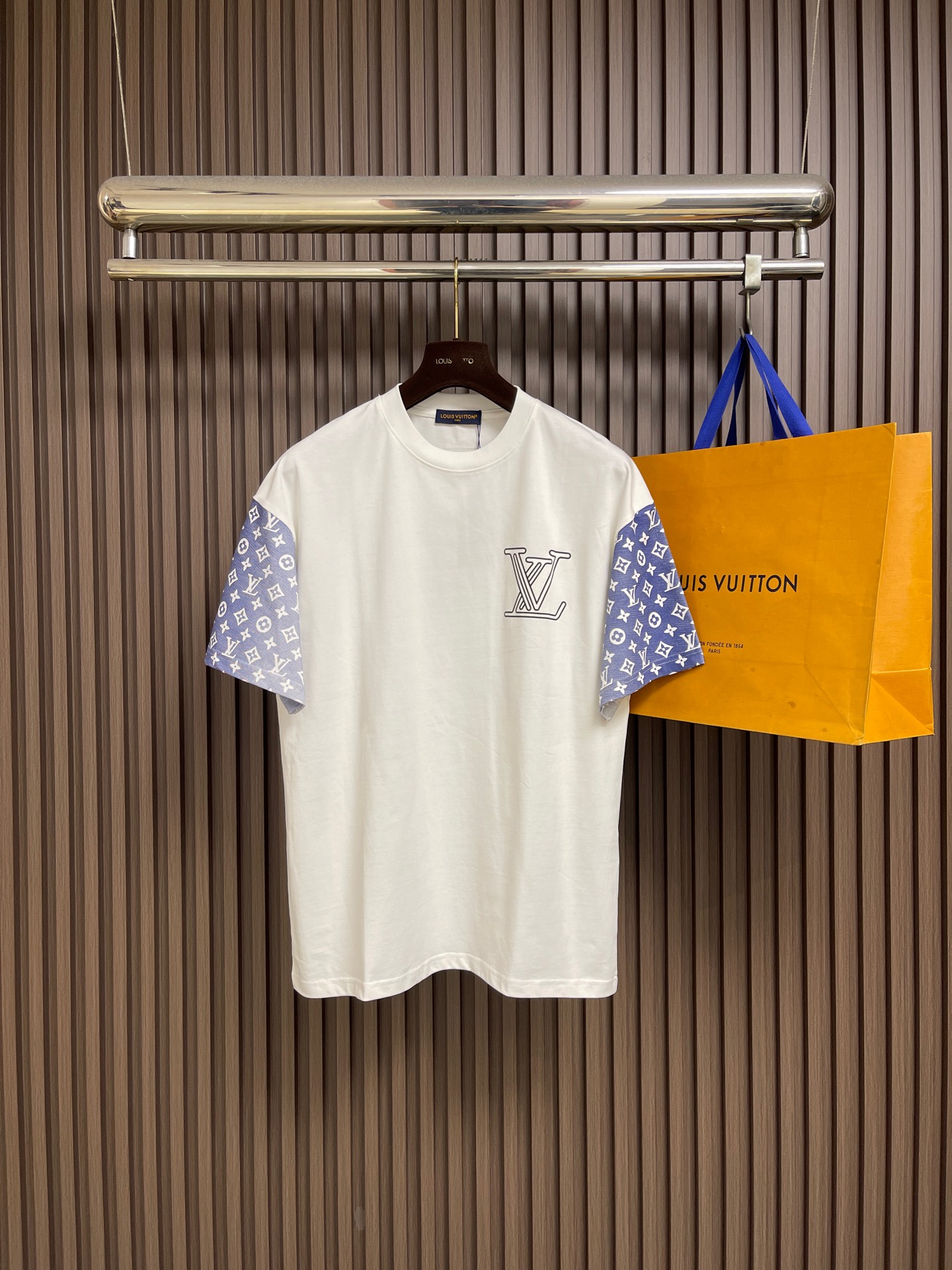 NO:833037,LV's new spliced ​​round neck short-sleeved T-shirt is made of 260 grams of double-yarn custom-dyed original pure cotton. The overall wiring is straight and delicate, the fabric is comfortable and soft, and the color is consistent without color difference. It can be matched with the same style to create a fashionable look and control various occasions. Customized accessories, complete three standards, same style for men and women!  Sizes XS-L19860909LV 新款拼接圆领短袖T恤,采用260克双纱定制定染原版纯棉.整体走线平直细腻,面料舒适柔软,颜色一致无色差 能与同款搭配营造时尚造型,驾驭各种场合,定制辅料,三标齐全,男女同款！尺码XS-L XS码肩宽53 胸围108 衣长69  S码肩宽54 胸围112衣长71  M码 肩宽55 胸围116衣长73 L码 肩宽55 胸围120 衣长75,,louis vuitton,T-shirt,tees，t-shirt,,Men's clothing