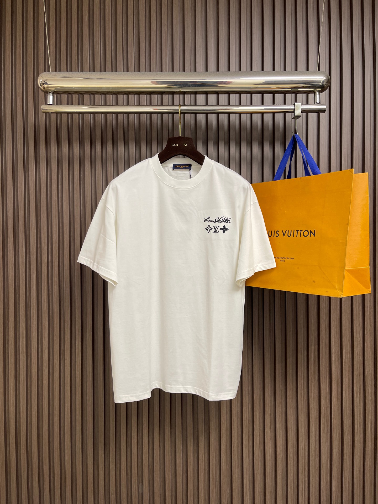 NO:835005,LV 2026fw new summer embroidered short-sleeved T-shirt, custom-made 260g cotton double yarn tight and smooth fabric, clean cloth surface, clear cloth pattern, very delicate and solid hand feel, more firm, tight and wear-resistant, three-dimensional positioning tailoring of the whole garment. Sizes XS-L  Bust 116, length 73, size L, shoulder width 55, bust 120, length 75, Louis Vuitton, T-shirt, tees, t-shirt,19860909LV 2026fw夏季新款刺绣短袖t恤,定制260g全棉双纱紧密爽滑面料,布面干净,布纹清晰,手感非常细腻扎实,更加力挺 紧实耐磨,整衣立体定位剪裁.尺码XS-L XS码肩宽53 胸围108 衣长69  S码肩宽54 胸围112衣长71  M码 肩宽55 胸围116衣长73 L码 肩宽55 胸围120 衣长75,,louis vuitton,T-shirt,tees，t-shirt,,Men's clothing