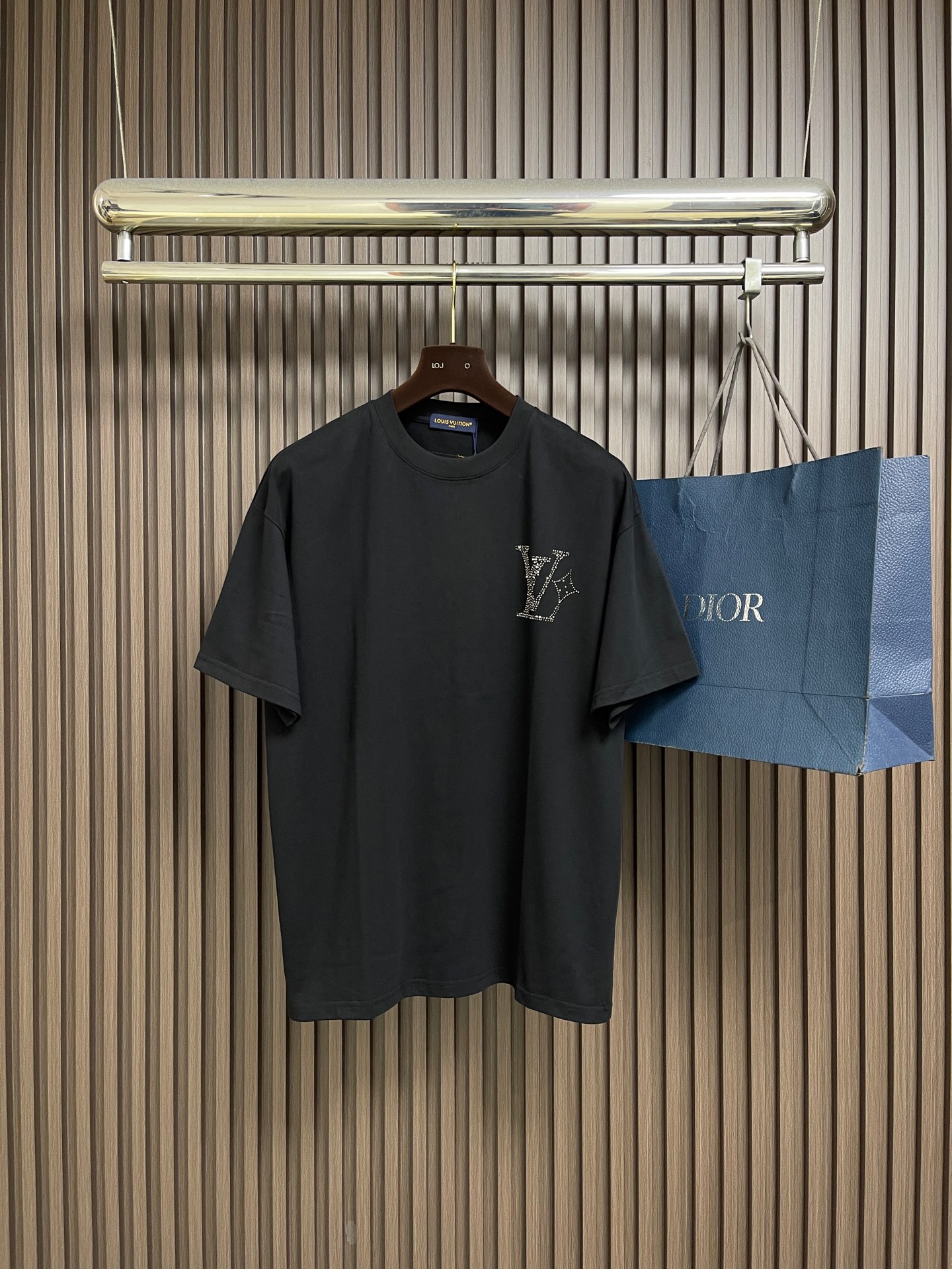 NO:833034,LV 2026SS hot-drilled logo short-sleeved T-shirt, custom-made 260g cotton double yarn tight and smooth fabric, clean cloth surface, clear cloth pattern, very delicate and solid feel, more firm, tight and wear-resistant, three-dimensional positioning tailoring of the whole garment. Sizes XS-L  Bust 116, length 73, size L, shoulder width 55, bust 120, length 75, Louis Vuitton, T-shirt, tees, t-shirt,19860909LV 2026SS烫钻logo短袖t恤,定制260g全棉双纱紧密爽滑面料,布面干净,布纹清晰,手感非常细腻扎实,更加力挺 紧实耐磨,整衣立体定位剪裁.尺码XS-L XS码肩宽53 胸围108 衣长69  S码肩宽54 胸围112衣长71  M码 肩宽55 胸围116衣长73 L码 肩宽55 胸围120 衣长75,,louis vuitton,T-shirt,tees，t-shirt,,Men's clothing