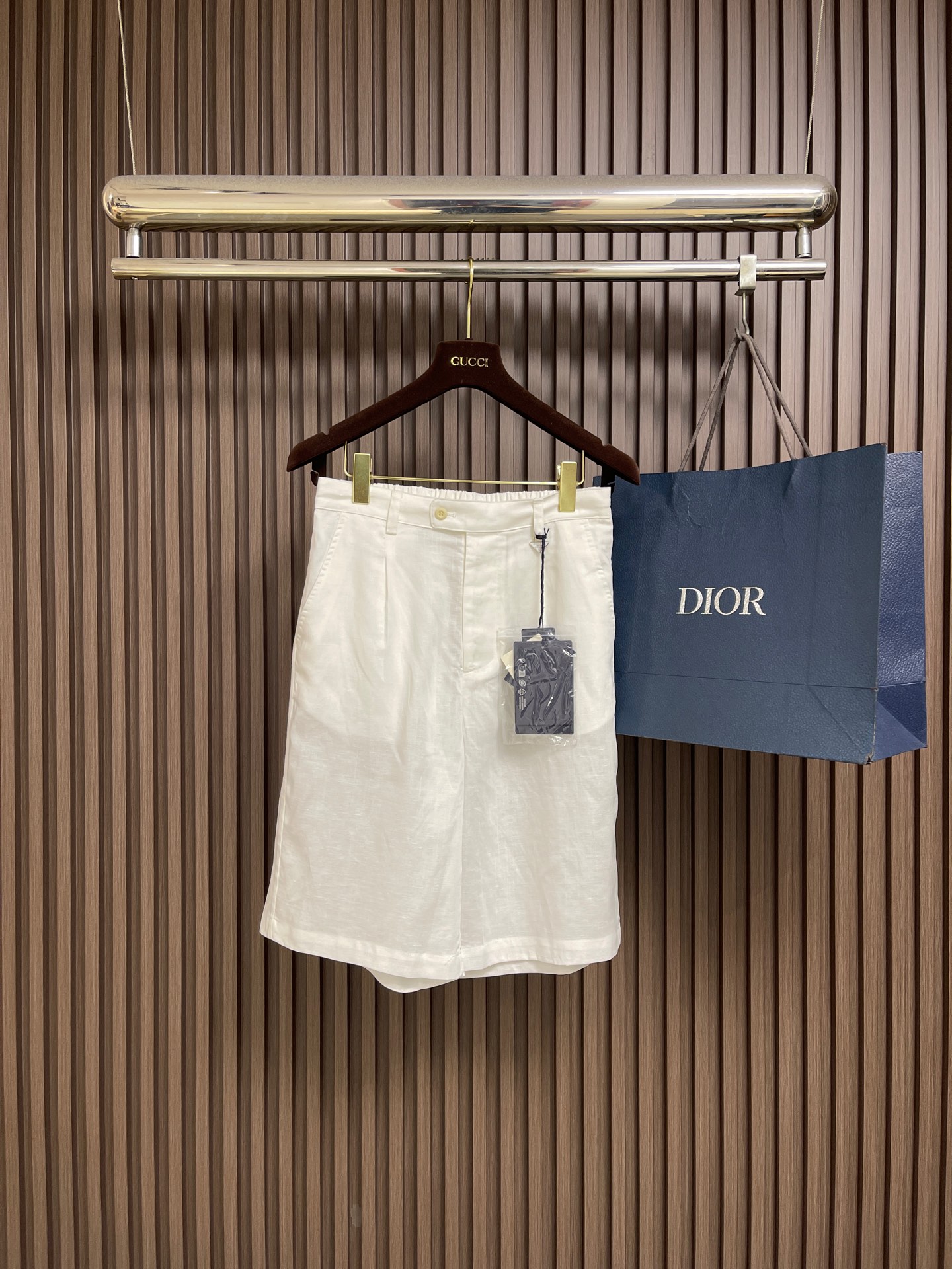 NO:848734,Tops Shorts Prada 2026SS new summer linen short-sleeved shirt and shorts suit, with natural materials as the core, integrating oriental aesthetics and modern design, becoming the highlight of the summer wardrobe. The fabric is soft and breathable, and its wrinkle resistance is better than traditional linen. The Harrington version is slim and neat, the design is elongated, and the color is suitable for many scenes. It can be worn to switch between casual and commuting styles. Sizes S-XL, prada, shorts, shirts, T-shirt,19860909上衣 短裤 Prada 2026SS夏季新款麻料短袖衬衫短裤套装,以天然材质为核心,融合东方美学与现代设计,成为夏季衣橱的亮点.面料柔软透气,抗皱性优于传统亚麻,哈灵顿版型显瘦利落,设计拉长比例,色系适配多场景,搭配或即可切换休闲与通勤风格.尺码S-XL,,prada,shorts,shirts,T-shirt,,Men's clothing