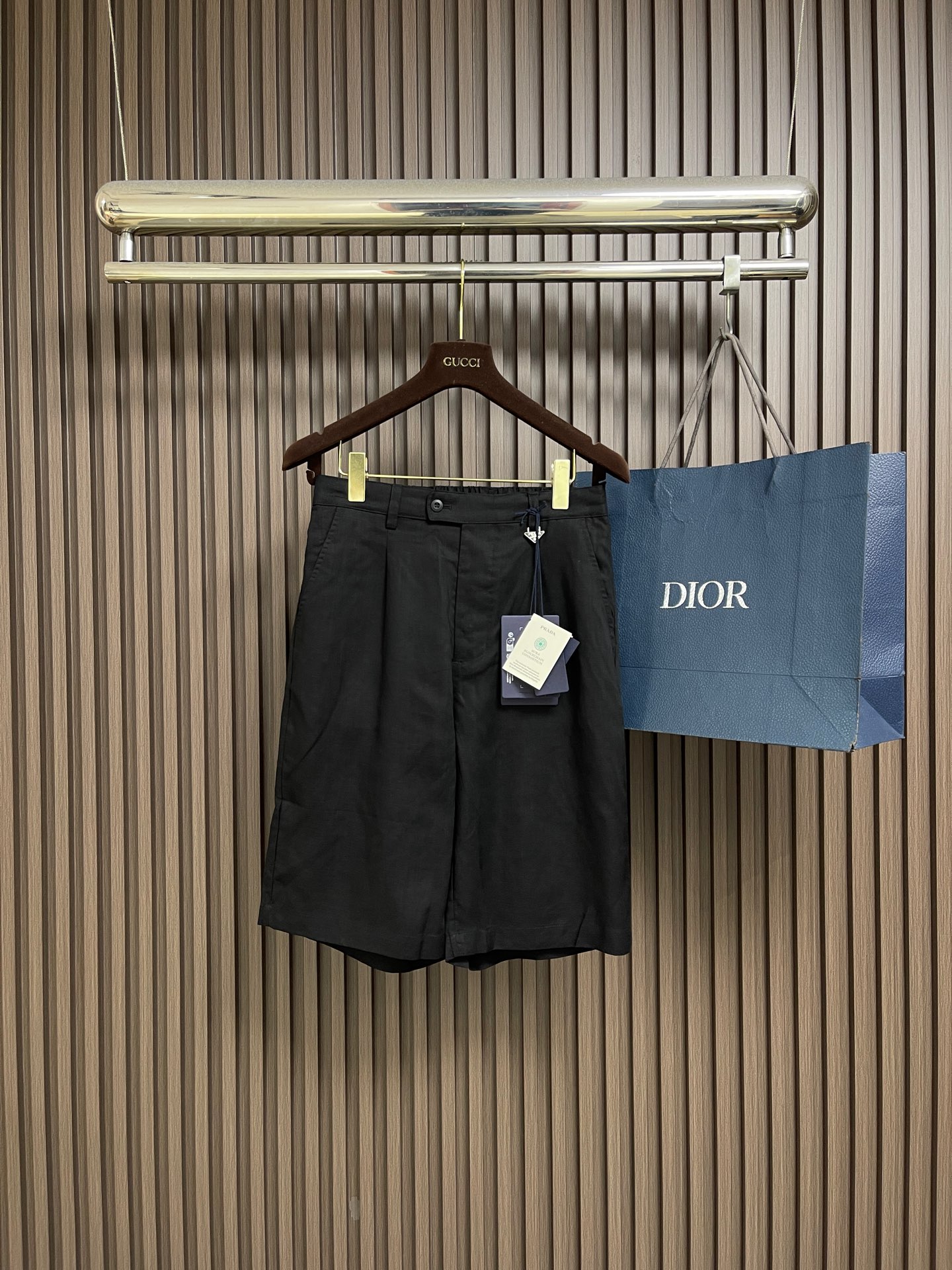 NO:833025,Tops Shorts Prada 2026SS new summer linen short-sleeved shirt and shorts suit, with natural materials as the core, integrating oriental aesthetics and modern design, becoming the highlight of the summer wardrobe. The fabric is soft and breathable, and its wrinkle resistance is better than traditional linen. The Harrington version is slim and neat, the design is elongated, and the color is suitable for many scenes. It can be worn to switch between casual and commuting styles. Sizes S-XL, prada, shorts, shirts, T-shirt,19860909上衣 短裤 Prada 2026SS夏季新款麻料短袖衬衫短裤套装,以天然材质为核心,融合东方美学与现代设计,成为夏季衣橱的亮点.面料柔软透气,抗皱性优于传统亚麻,哈灵顿版型显瘦利落,设计拉长比例,色系适配多场景,搭配或即可切换休闲与通勤风格.尺码S-XL,,prada,shorts,shirts,T-shirt,,Men's clothing