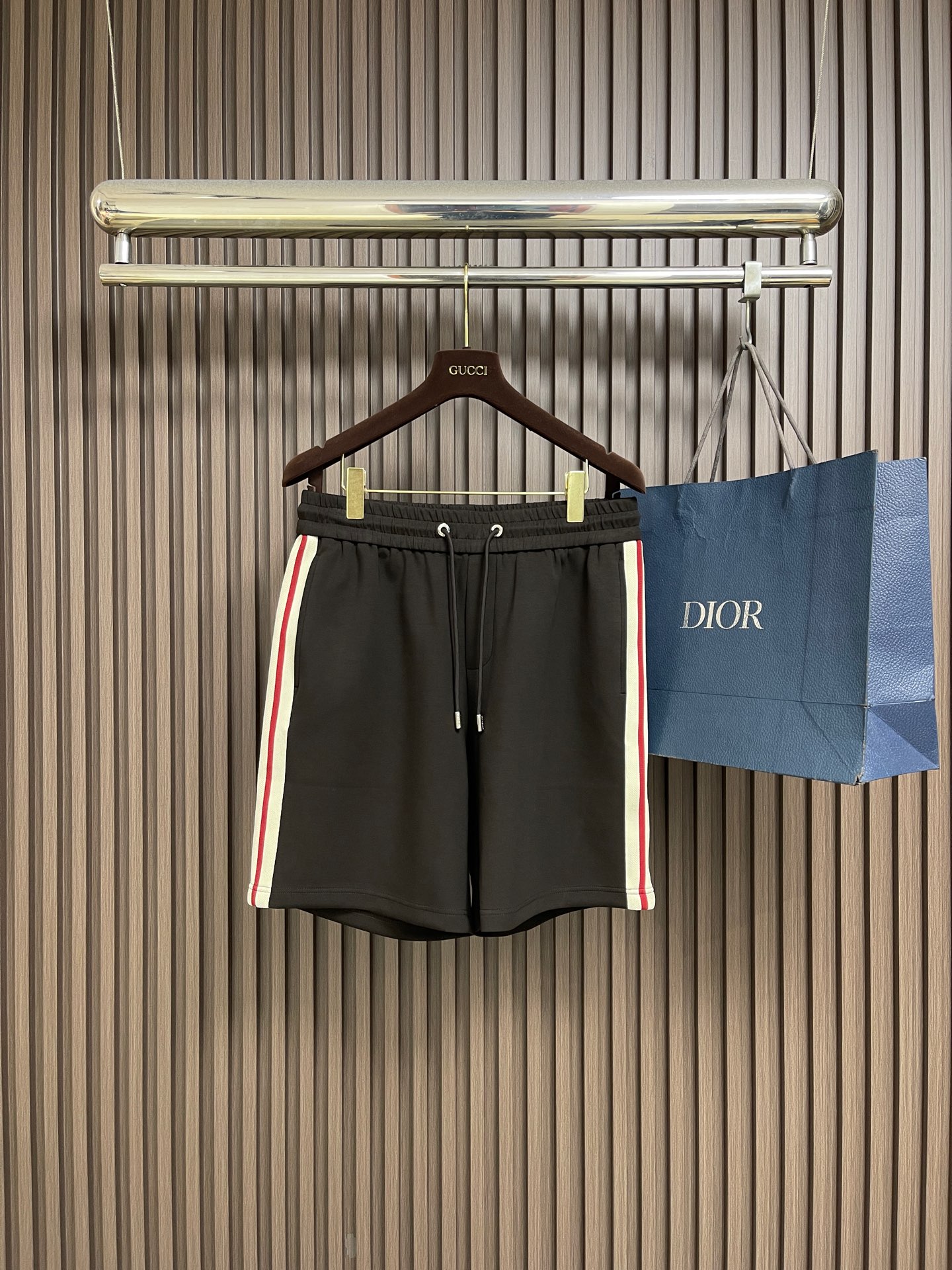 NO:833016,Moncler 2026SS side webbing sports series shorts. Classic woven fabric, custom color spinning, comfortable to the touch, stiff and stylish. The lanyards and drawstring pendants all have iconic LOGO, and the details are restored up to 99%. A full set of hangtags, main marks, accessories, 1:1 original mold opening. Sizes M-3XL,, shorts,19860909Moncler 2026SS 侧边织带运动系列短裤 经典梭织面料,订色纺纱,手感舒适,挺括有型.挂带,抽绳吊坠都有标志性LOGO,细节还原高达99.全套吊牌、主唛、辅料、1:1原版开模.尺码M-3XL,,shorts,,Men's clothing