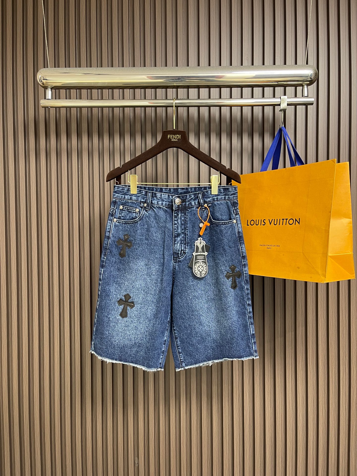 NO:835035,CH Croix heart cross leather casual denim shorts are made of heavy denim fabric, which has been treated with stone-washed distressing technology. It has a thick and wear-resistant touch, a crisp and stylish drape, and excellent wrinkle resistance and durability. The body of the pants has a natural washed whitening effect, with a rich retro texture. The waistband is designed with metal four-button buckles and zipper opening and closing, and the hardware has a high gloss texture.  Grade, opening and closing are smooth and durable; the trousers are embellished with iconic cross leather patches in many places, using hand-stitched technology, with smooth and firm edges, and exquisite details; the neat lines modify the leg shape, adapting to a variety of body shapes, creating an American street fashion style. It is a trendy item with both brand recognition and practical wearability. Sizes 27-28-29-30-31  Size 27 waist 80 waist 80 pants length 53 size 28 waist 84 waist 84 pants length 54 size 29 waist 88 waist 88 pants length 55 30 size waist 92 waist 92 pants length 56 31 size waist 96 waist 96 pants length 57,,chrome hearts,shorts,19860909CH克罗心十字架贴皮休闲牛仔短裤,采用重磅牛仔面料,经过石洗做旧工艺处理,触感厚实耐磨,垂坠挺括有型,兼具出色的抗皱性与耐穿性；裤身呈现自然的水洗磨白效果,复古质感浓郁；裤腰采用金属四合扣与拉链开合设计,五金件光泽质感高级,开合顺滑耐用；裤身多处点缀标志性十字架皮革贴饰,采用手工缝制工艺,边缘平整牢固,细节精致考究；线条利落修饰腿型,适配多种身形,打造美式街头潮流造型,是兼具品牌辨识度与实穿性的潮流单品.尺码27-28-29-30-31  27码腰围80 腰围80 裤长53  28码腰围84 腰围84 裤长54  29码腰围88 腰围88 裤长55  30码腰围92 腰围92 裤长56  31码 腰围96 腰围96 裤长57,,chrome hearts,shorts,,Men's clothing