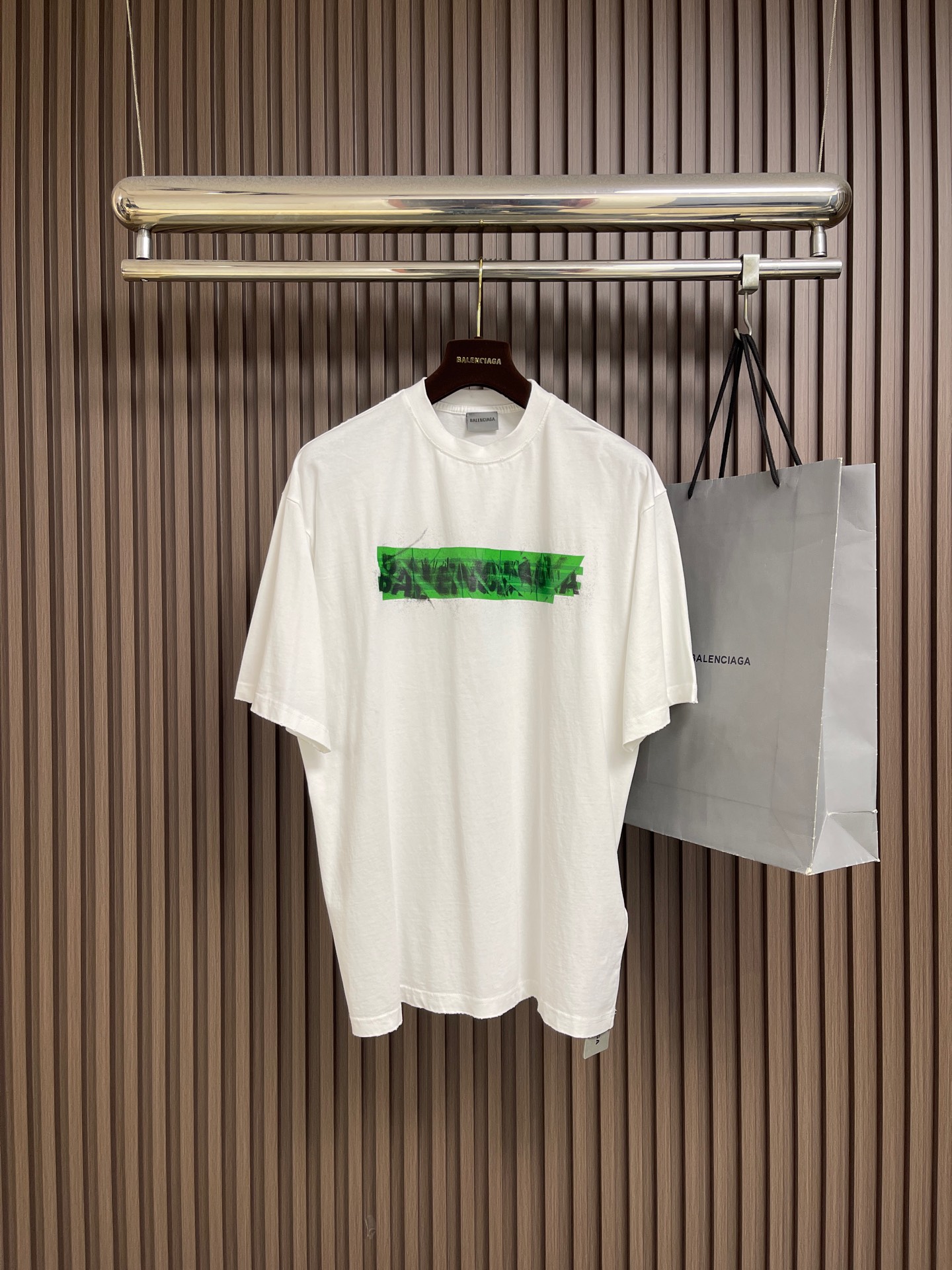 NO:835060,Balenciaga masking tape short-sleeved T-shirt, clean lining, no ends, no margins, straight stitching, three-needle and five-thread craftsmanship, ribbed fabric with custom weaving and dyeing, consistent color with no color difference, masking tape letters on the chest, overall heavy craftsmanship, water-washed fabric, comfortable and soft, letters on the back are manually counter-positioned and shaped with hot plates for glue printing. Sizes S-XL  Size S, bust 112, shoulder width 51.5, length 72, size M, bust 116, shoulder width 53, length 74, size L, bust 120, shoulder width 54.5, length 76, size XL, bust 124, shoulder width 56, length 78,,balenciaga,T-shirt,tees,t-shirt,19860909balenciaga 美纹纸胶带短袖t恤,内里处理干净 无线头 无余边 车线平直 三针五线工艺 肩膀处内里带压条,罗纹面料定织定染色 颜色一致无色差胸前运用美纹纸胶带字母 整体重工艺的工序 水洗面料 舒适柔软 背后字母采用人工对位用烫版定型做胶浆印花工艺.尺码S-XL S码胸围112肩宽51.5 衣长72 M码 胸围116肩宽53 衣长74 L码胸围120 肩宽54.5 衣长76 XL码 胸围124 肩宽56 衣长78,,balenciaga,T-shirt,tees，t-shirt,,Men's clothing