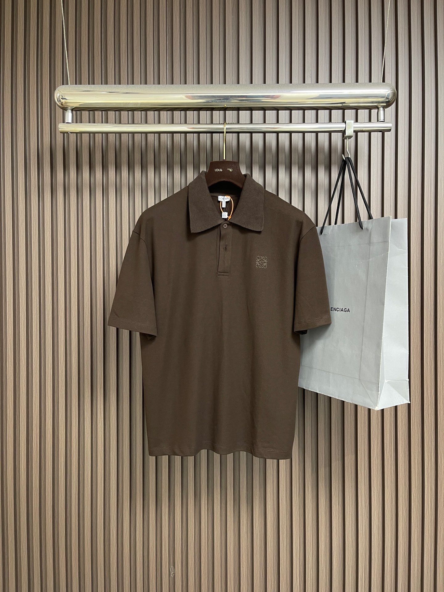 NO:836118,LOEWE short-sleeved Polo with logo on the chest, custom-made glossy soft piqué cotton, crisp and stylish, light and comfortable, low saturation dark brown to suppress the edge, leaving only restrained texture and warm luster. Anagram embroidery of the same color is hidden on the chest, engraving the brand's style in silent places, low-key but self-contained style, neatly cut with Polo, the embroidery on the chest is the finishing touch but not obvious.  It shows nobility and elegance. It adopts imported machine embroidery technology and uses advanced computer control systems and precision mechanical components to realize Anagram logo embroidery operations with high precision. The lines are smooth and delicate, and the fabrics have been fermented. The texture is better, not easy to deform, not easy to shrink, not easy to fade, and maintains long-term beauty. The overall wiring is straight and delicate, the fabric is comfortable and soft, and the color is consistent without color difference.  It can be matched with the same style to create a fashionable look, and can be used in various occasions. Customized accessories, complete with three standards, same style for men and women!  Size S-XL S size bust 106 shoulder width 49 back length 65.5 M size bust 110 shoulder width 51 back length 67 L size bust 114 shoulder width 53 back length 68.5 XL chest size 118 shoulder width 55 back length 70,,loewe,T-shirt,19860909LOEWE 胸口logo标识短袖POLO,定制琉光沁柔珠地棉 挺括有型 轻透舒爽 低饱和深棕敛尽锋芒 只留克制肌理与温润光泽 同色系Anagram刺绣隐于胸口 于无声处镌刻品牌风骨 低调却自成格调 以利落Polo裁韵 胸间刺绣点睛不事张扬 尽显矜贵奢雅.采用进口机刺绣工艺 使用先进的计算机控制系统和精密的机械部件 实现Anagram 印标识刺绣作业 精度高 线条流畅而细腻,面料都经过酵洗 手感质感更佳 不易变形 不易缩水 不易褪色 保持长久的美观.整体走线平直细腻,面料舒适柔软,颜色一致无色差 能与同款搭配营造时尚造型,驾驭各种场合,定制辅料,三标齐全,男女同款！尺码S-XL S码胸围106 肩宽49 后衣长65.5 M码 胸围110 肩宽51 后衣长67 L码胸围114 肩宽53 后衣长68.5 XL码 胸围118 肩宽55 后衣长70,,loewe,T-shirt,,Men's clothing