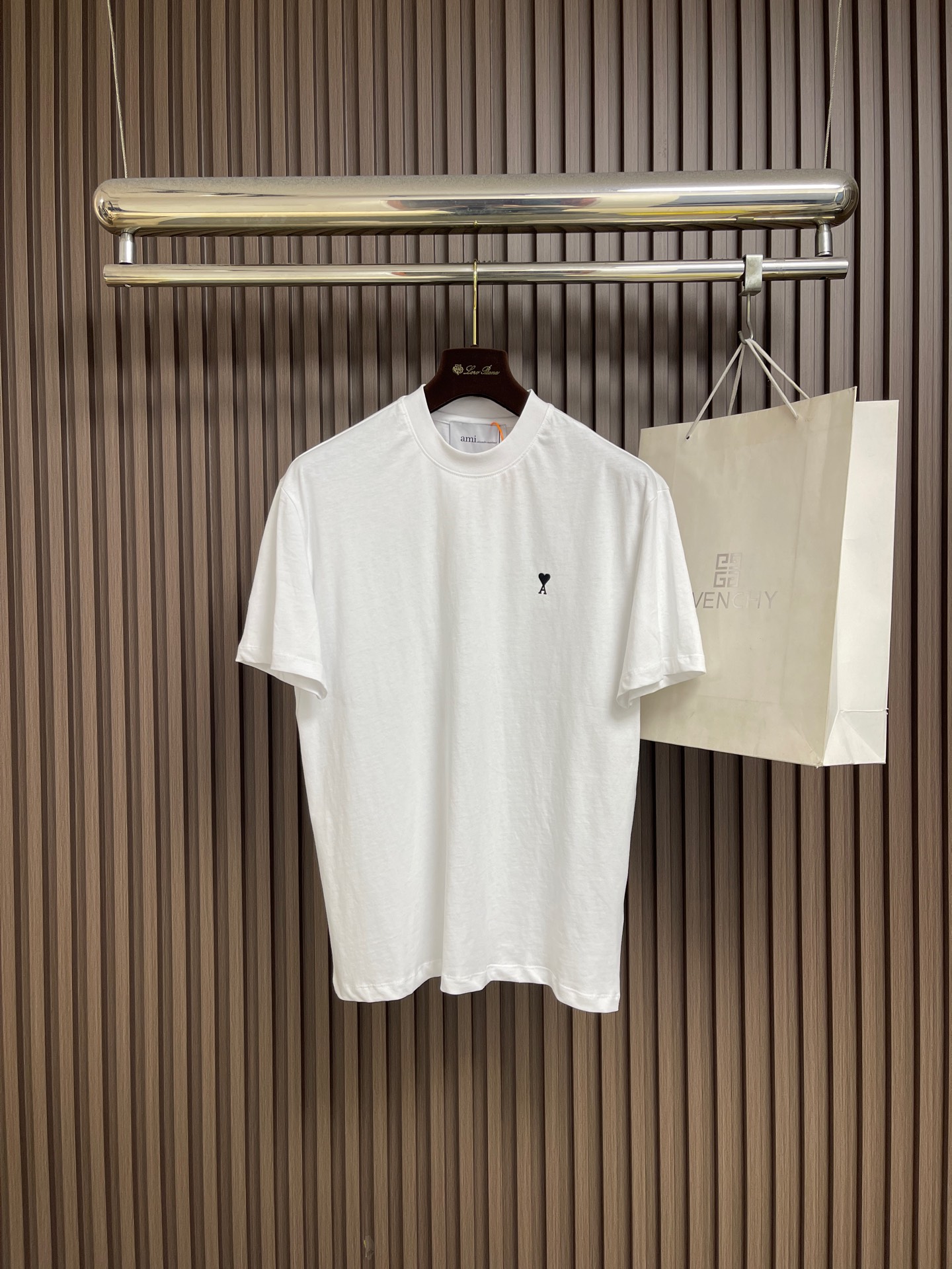 NO:835025,Ami Paris logo embroidered short-sleeved T-shirt. Custom-made high-count densely spun cotton. Soft and delicate, comfortable and skin-friendly. Pure white tone like moonlight falling on the body. Extremely restrained colors to demonstrate an effortless sense of luxury. Love logo on the chest is embellished with rough particles. AMI embroidery of the same color on the back quietly echoes. French romance is hidden in the details. Low-key but highly recognizable. Minimalist brushwork is used to outline a luxurious and relaxing environment. Imported machine embroidery technology is used.  Use advanced computer control system and precision mechanical components to realize the Ami logo and letter embroidery work with high precision, smooth and delicate lines, the fabrics have been fermented and washed, with better hand texture, not easy to deform, not easy to shrink, not easy to fade, and maintain long-term beauty. Sizes S-XL S size bust 104 shoulder width 46.5 back length 66.5 M size bust 108 shoulder width 48.5 back length 68  L size, bust 112, shoulder width 50.5, back length 69.5, XL size bust 116, shoulder width 52.5, back length 71, T-shirt, tees, t-shirt,19860909Ami Paris 标识刺绣短袖T恤 定制高支密纺全棉 柔软细腻 舒适亲肤 纯净白调如月光落于衣身 以极致克制的色彩 演绎不费力的高级感 胸前爱心标识以粗粝颗粒点缀 背后同色AMI刺绣悄然呼应 将法式浪漫藏于细节 低调却极具辨识度 用极简笔触勾勒出奢华松弛之境 采用进口机刺绣工艺 使用先进的计算机控制系统和精密的机械部件 实现Ami 标识与字母刺绣作业 精度高 线条流畅而细腻 面料都经过酵洗 手感质感更佳 不易变形 不易缩水 不易褪色 保持长久的美观.尺码S-XL S码胸围104 肩宽46.5 后衣长66.5 M码 胸围108 肩宽48.5 后衣长68 L码胸围112肩宽50.5 后衣长69.5 XL码 胸围116肩宽52.5 后衣长71,,T-shirt,tees，t-shirt,,Men's clothing
