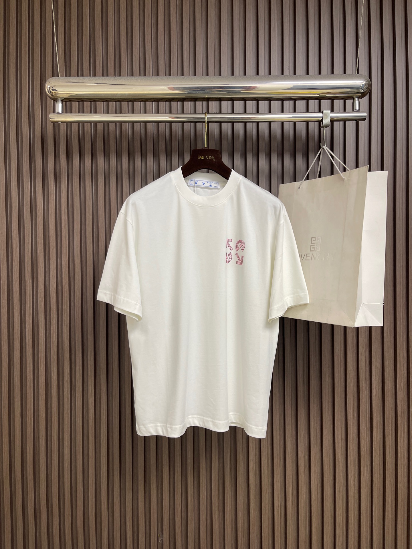 NO:837757,Off-white 2026SS summer new style pure cotton short-sleeved T-shirt with rhinestone pattern, custom-made pure cotton fabric, soft and sweat-absorbent. Classic fit design, rhinestone pattern on front and back, fashion trend. Sizes M-XXL  Bust 122, shoulder width 54.5, length 76, off white, T-shirt, tees, t-shirt,19860909Off-white 2026SS夏季新款烫钻图案纯棉短袖T恤,订制客供纯棉面料,柔软吸汗.经典版型设计 前后烫钻图案 时尚潮流.尺码M-XXL  M码 胸围110 肩宽51.5 衣长71 L码 胸围114 肩宽52.5 衣长73  XL码 胸围118 肩宽53.5 衣长75 XXL码 胸围122 肩宽54.5 衣长76,,off white,T-shirt,tees，t-shirt,,Men's clothing