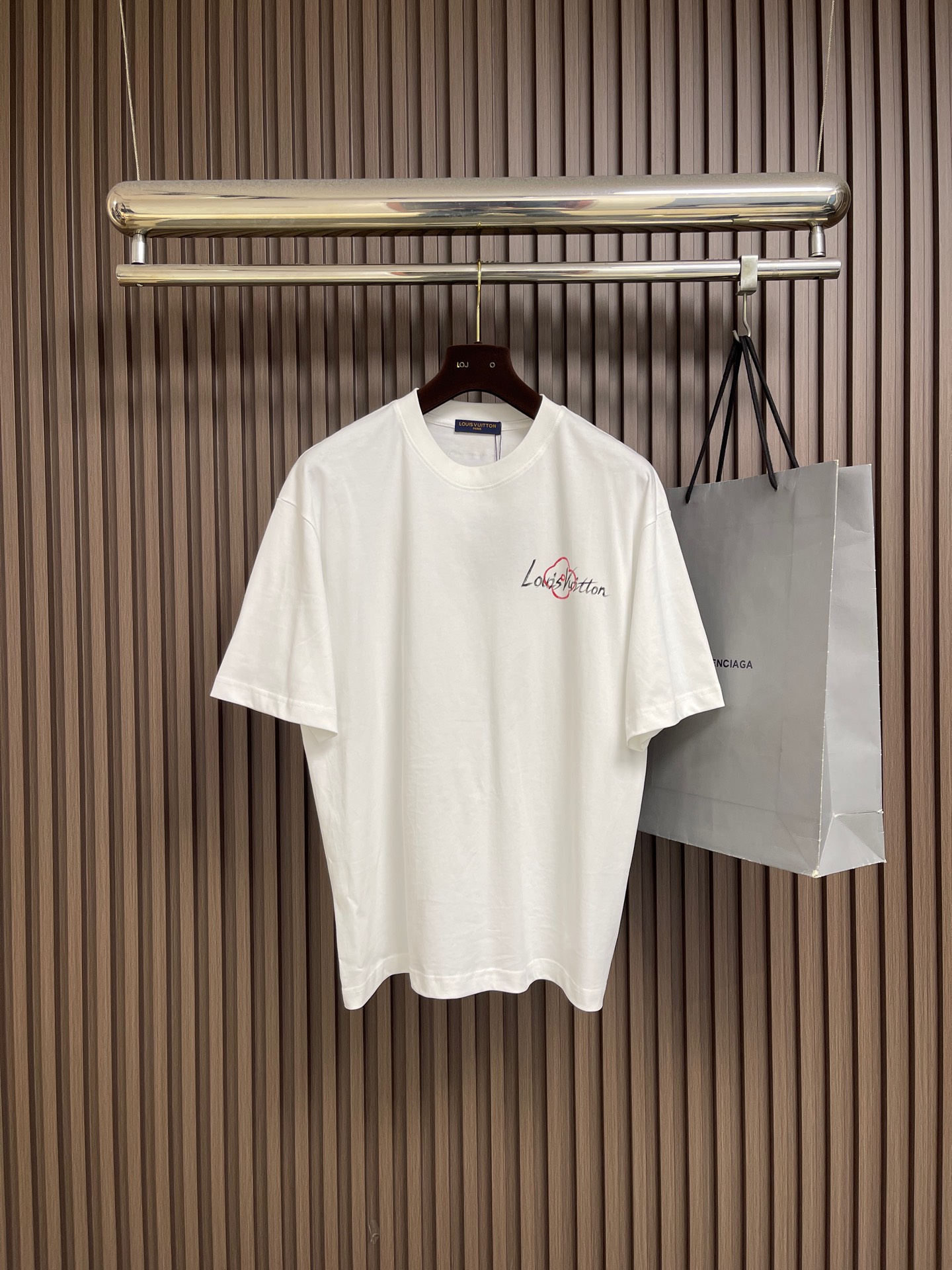 NO:835052,LV 2026SS limited new graffiti logo printed short-sleeved T-shirt, basic simple and versatile style, the fabric is made of high-weight knitted cotton fabric, soft and solid, perfect texture, sharp contrast, as always loose version, easy for boys and girls to control, same style for men and women. Sizes M-XXL  XL code, bust 118, shoulder width 53.5, length 75, XXL code, bust 122, shoulder width 54.5, length 76, Louis Vuitton, T-shirt, tees, t-shirt,19860909LV 2026SS 限定新品涂鸦logo印花短袖T恤,基础简约百搭款式,面料采用是高克重的针织棉布料,柔软扎实,质感满分,对比鲜明,一如既往的宽松版型,男生女生轻松上身驾驭,男女同款.尺码M-XXL  M码 胸围110 肩宽51.5 衣长71 L码 胸围114 肩宽52.5 衣长73  XL码 胸围118 肩宽53.5 衣长75 XXL码 胸围122 肩宽54.5 衣长76,,louis vuitton,T-shirt,tees，t-shirt,,Men's clothing