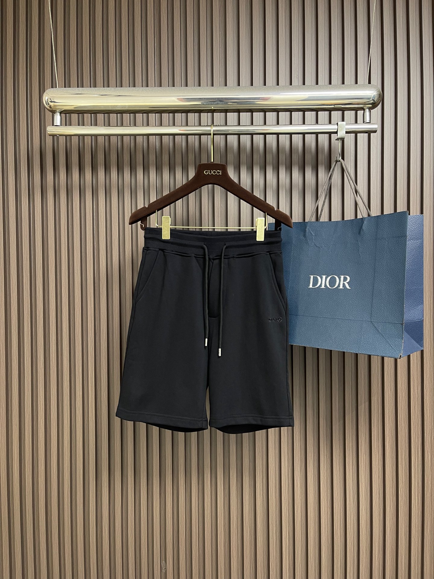 NO:835016,LV 2026ss logo embroidered shorts, a must-have item for daily commuting for men and women. Made of 320g pure cotton double yarn fish scale terry fabric, customized nylon material matt embroidery thread, imported Tajima high-speed embroidery machine machine embroidery, tatami embroidery process, mold opening, custom original hardware clock, double needle stitching and cross-stitching process. Size M-3XL M size pants length 50 waist 72 hips 102 L size pants length 51 waist 76  Hips 106 XL length 52 Waist 80 Hips 110 XXL length 53 Waist 84 Hips 114 XXXL length 54 Waist 88 Hips 118,,louis vuitton,shorts,19860909LV 2026ss logo标识刺绣短裤 男女日常通勤穿搭必备单品 采用320克纯棉双纱鱼鳞毛圈面料定制锦纶材质消光绣花线 进口田岛高速绣花机机绣 榻榻米绣花工艺开模定制原版五金吊钟 双针车线跨缝工艺.尺码M-3XL M码裤长50 腰围72 臀围102 L码 裤长51 腰围76 臀围106 XL码裤长52 腰围80 臀围110 XXL码 裤长53 腰围84 臀围114 XXXL码 裤长54 腰围88 臀围118,,louis vuitton,shorts,,Men's clothing