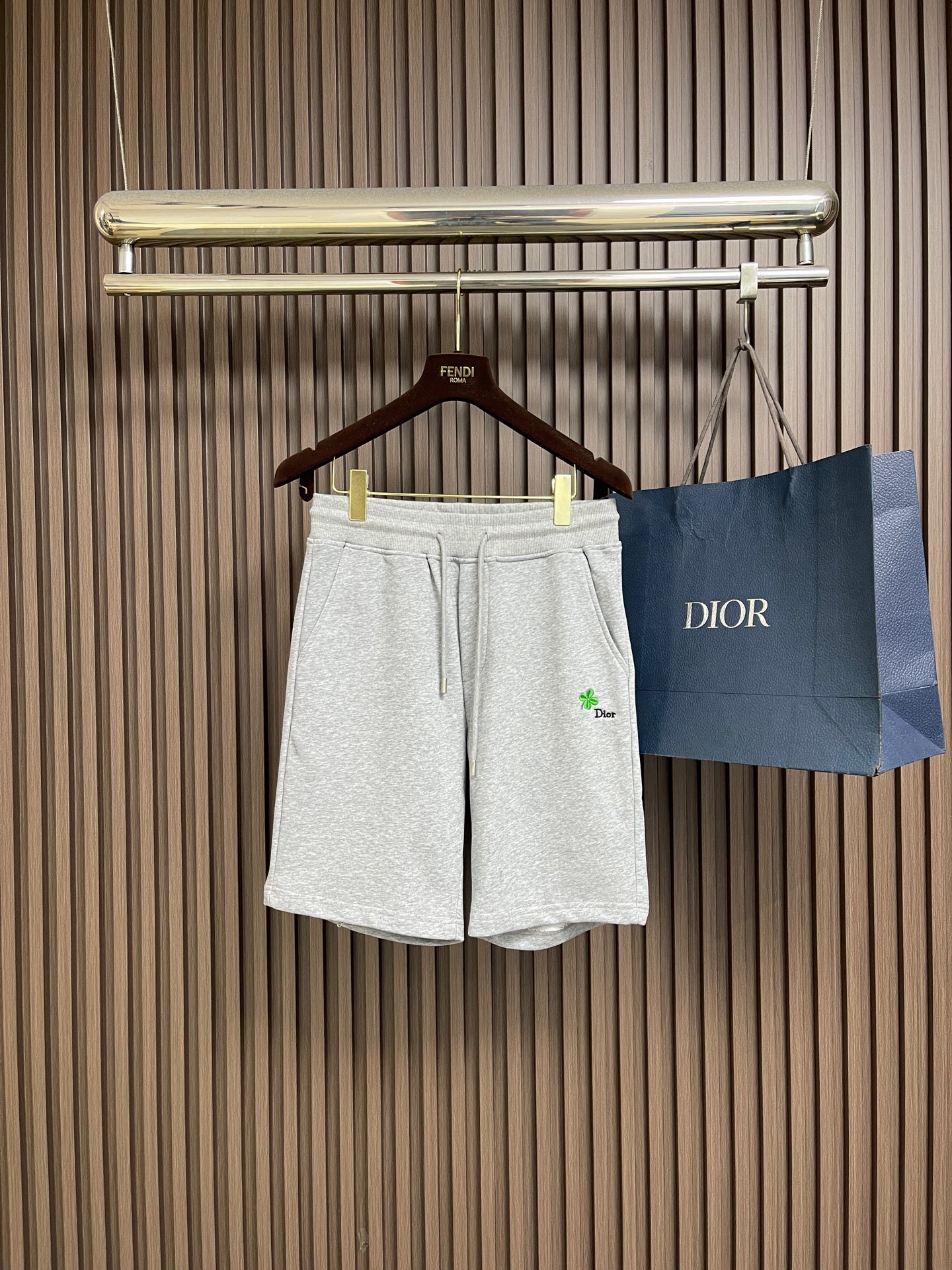 NO:835011,Dior 2026SS spring and summer new four-leaf clover logo embroidered shorts, custom-woven and dyed pure cotton terry weight 400g fabric, using embroidery accessories, fixed-point technology. Sizes M-3XL M size pants length 50 waist 72 hips 102 L size pants length 51 waist 76 hips 106  Waist 84 Hips 114 XXXL Pants length 54 Waist 88 Hips 118,,dior,shorts,19860909Dior 2026SS 春夏新款四叶草标识刺绣短裤,定织定染纯棉毛圈克重400g面料,采用刺绣辅料,定点工艺.尺码M-3XL M码裤长50 腰围72 臀围102 L码 裤长51 腰围76 臀围106 XL码裤长52 腰围80 臀围110 XXL码 裤长53 腰围84 臀围114 XXXL码 裤长54 腰围88 臀围118,,dior,shorts,,Men's clothing