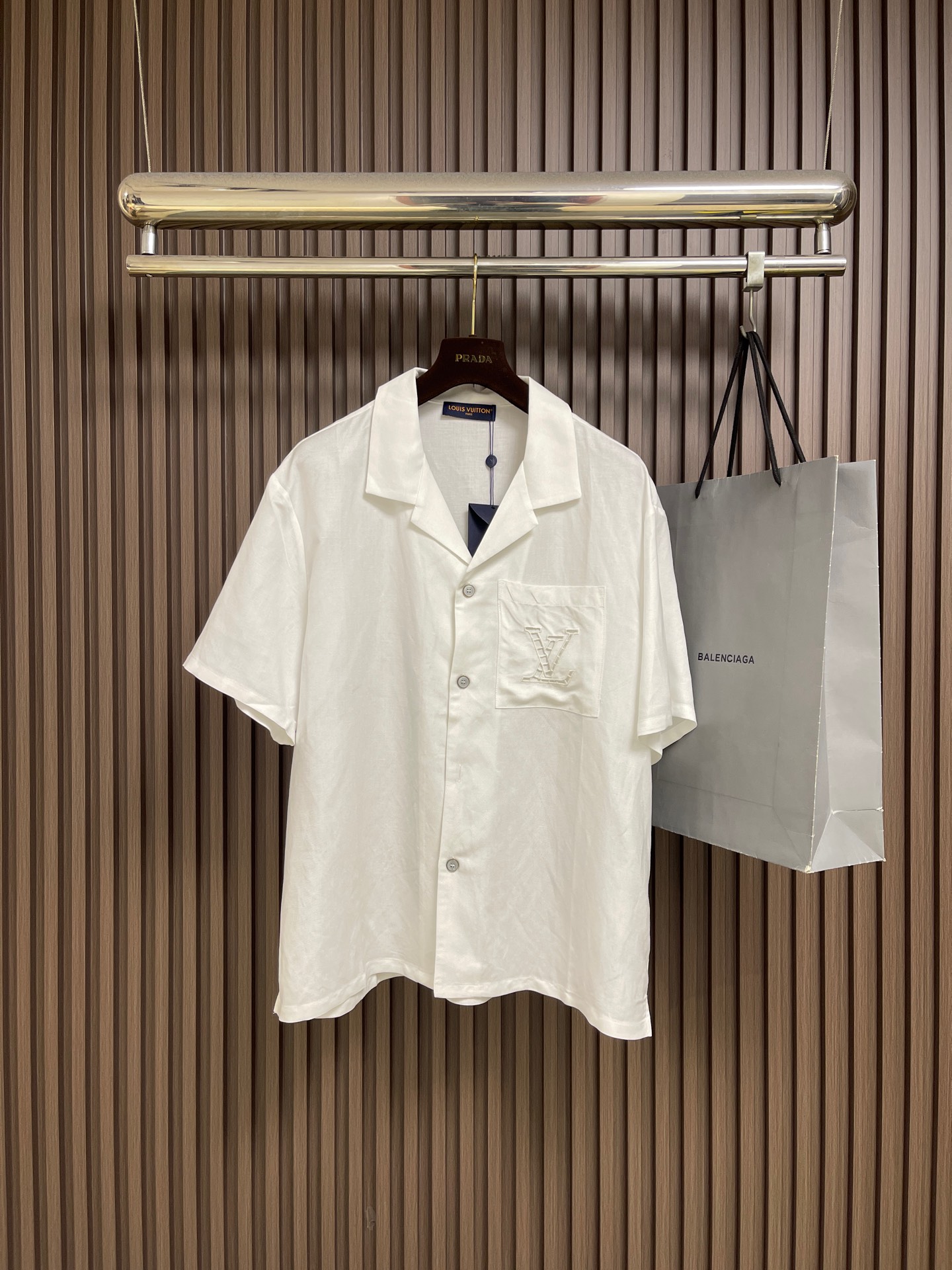 NO:836109,LV hollow presbyopia short-sleeved shirt, the classic presbyopia embroidery on the chest low-key highlights the brand recognition, and the texture is perfect. The loose tailoring does not flatter the body shape, whether worn alone or with a white T, it can easily create a casual and effortless fashion sense. Sizes S-XL S size bust 116 shoulder width 53 length 72  Clothes length 7519860909LV 镂空老花短袖衬衫,胸前经典老花刺绣低调彰显品牌辨识度,质感满分.宽松剪裁不挑身材,无论是单穿还是内搭白T,都能轻松营造随性不费力的时髦感.尺码S-XL S码 胸围116肩宽53 衣长72 M码胸围120肩宽54.5 衣长73.5 L码 胸围124肩宽56 衣长75 XL码胸围128肩宽57.5衣长76.5,,louis vuitton,shirts,T-shirt,,Men's clothing