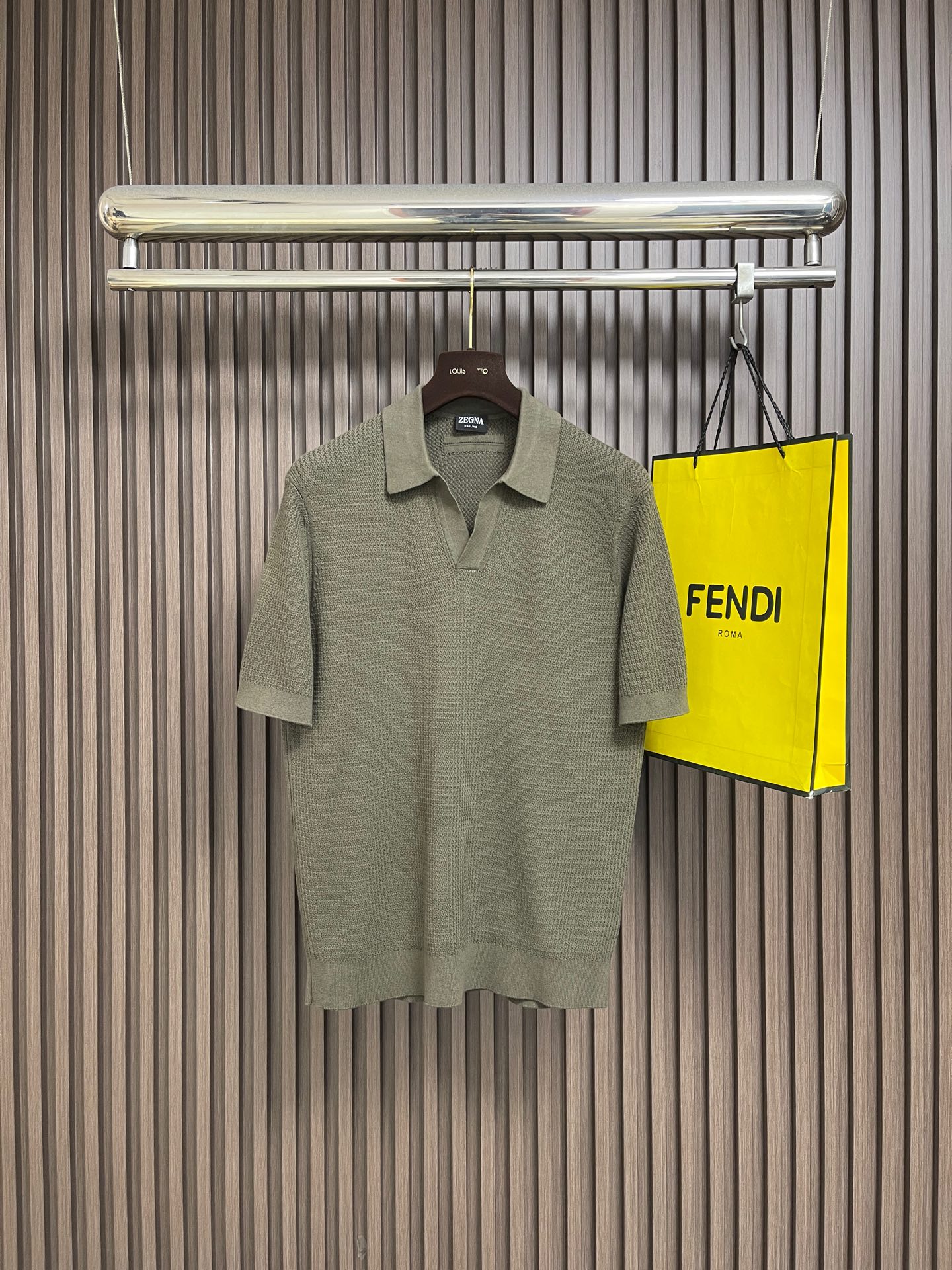 NO:836091,Zegna jacquard knitted short-sleeved Polo shirt is made of Zegna's soft Premium Cotton yarn, which injects a sophisticated atmosphere into casual classic clothing. It is elegant and chic, abandoning the traditional button placket, and has a more concise and modern appearance. The Premium used in this garment  Cotton yarn is made from only long cotton fibers, which combines strength, softness and durability, and can give gorgeous texture to daily looks. Size 46-48-50-52-54 46 yards shoulder width 43 chest 104 length 64 48 yards shoulder width 44 chest 108 length 65 50 yards shoulder width 45 chest 112 length 66 52 yards  Shoulder width 46, bust 116, length 67, size 54, shoulder width 47, bust 120, length 68,,miumiu,zegna,T-shirt,19860909Zegna 提花针织短袖Polo衫,选用杰尼亚柔软的PremiumCotton棉质纱线制成,为休闲经典服饰注入考究气息,优雅别致,摒弃传统纽扣开襟,外观更为简洁现代.这款服装所用的Premium Cotton纱线仅甄选长棉纤维精制而成,兼具强韧度,柔软性和耐用性,能够为日常造型赋予华美质感.尺码46-48-50-52-54 46码 肩宽43胸围104 衣长64  48码 肩宽44胸围108 衣长65 50码 肩宽45胸围112 衣长66 52码 肩宽46胸围116 衣长67 54码 肩宽47胸围120 衣长68,,miumiu,zegna,T-shirt,,Men's clothing