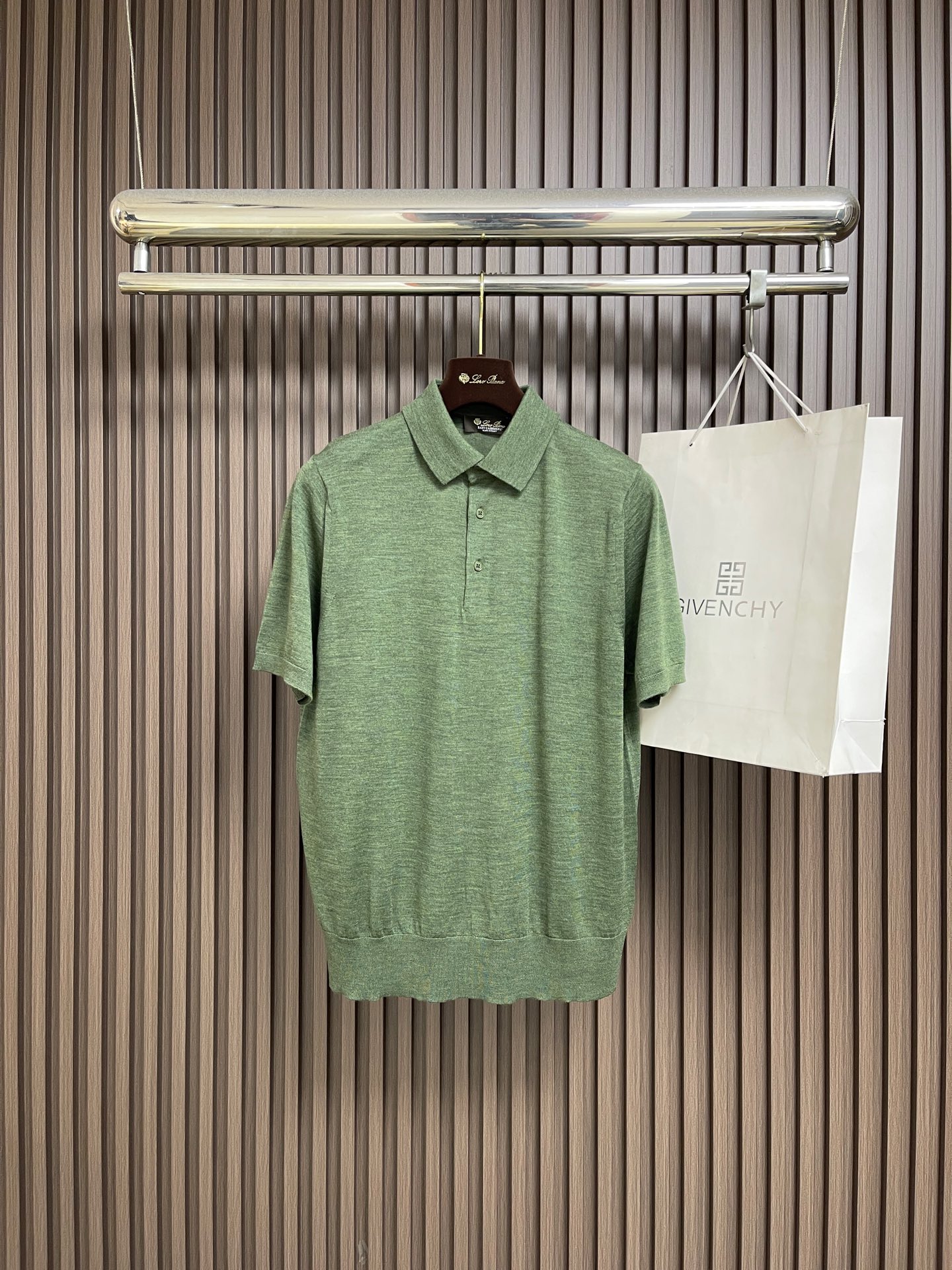 NO:836104,LP Loro Piana 2026SS new summer knitted POLO shirt, fashionable and casual lapel knitted short sleeves, made of imported original fabrics, extremely high-grade, comfortable and versatile, and the upper body is very handsome!  Size 48-50-52-54-56 48 yards shoulder width 40 chest 104 length 66 50 yards shoulder width 41 chest 108 length 68 52 yards shoulder width 42 chest 112 length 70 54 yards shoulder width 43 chest 118 length 72 56 yards shoulder width 44 chest 22 length 74,,loro  piana,loro piana,T-shirt,19860909LP Loro Piana 2026SS夏季新款针织POLO马球衫,时尚休闲翻领针织短袖,采用进口原版面料,档次极高,舒适百搭,上身帅气十足！尺码48-50-52-54-56 48码 肩宽40胸围104 衣长66 50码 肩宽41 胸围108 衣长68 52码 肩宽42胸围112衣长70 54码 肩宽43胸围118衣长72 56码 肩宽44胸围22 衣长74,,loro piana,loro piana,T-shirt,,Men's clothing