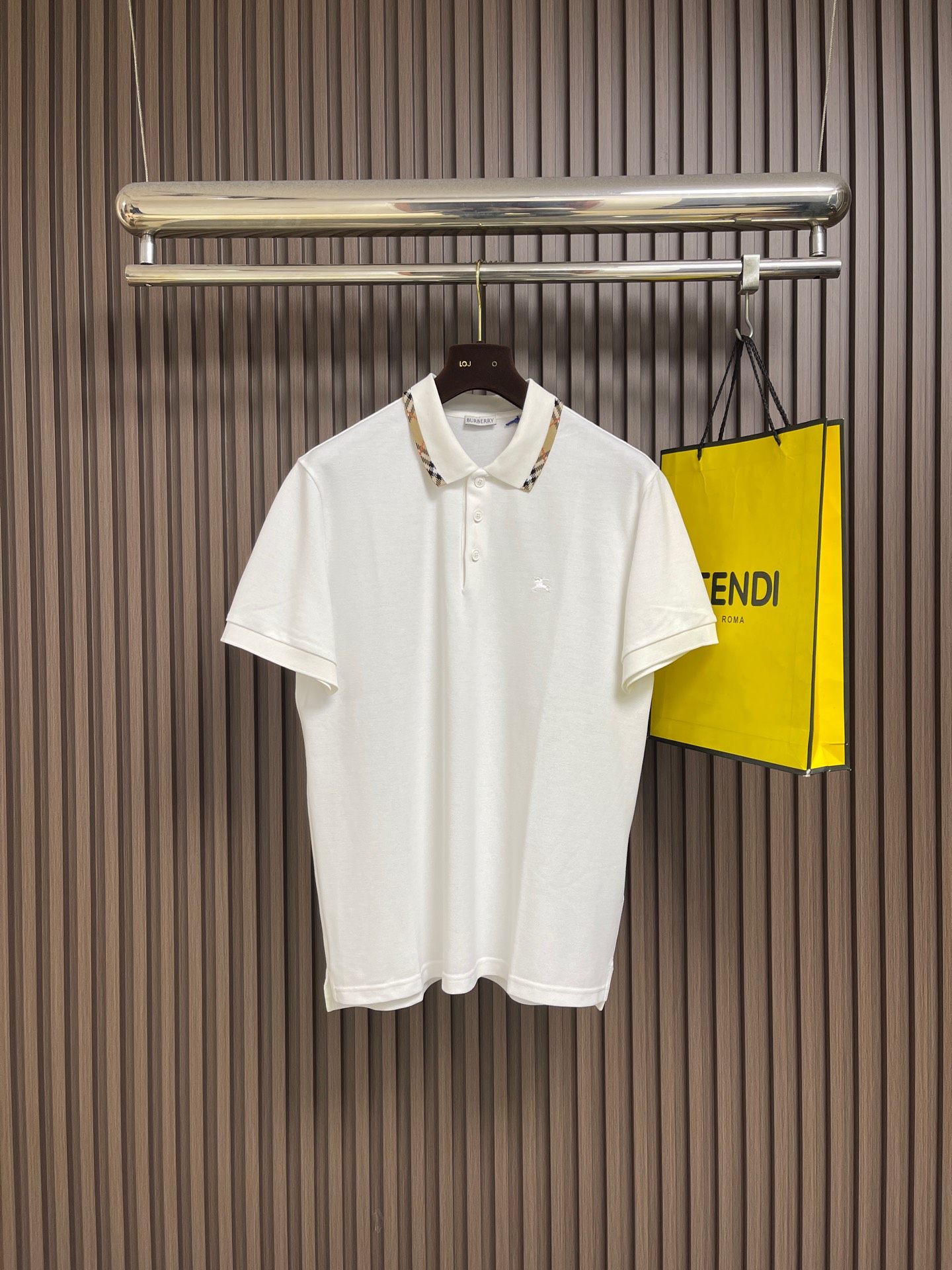NO:837736,Burberry 2026ss spring and summer new casual plaid collar decorated Polo shirt, exquisite and elegant design, classic Vintage plaid collar is very recognizable, unique contrasting lines add retro charm, making you easily the center of attention. The chest is decorated with the iconic war horse knight logo embroidery, made with delicate stitching, full of British style, every detail highlights the brand  heritage! High-quality cotton pique mesh fabric, the fabric is light and soft, and its moisture-wicking properties double the breathability. It is refreshing and comfortable to wear in summer, and it is completely OK for outdoor activities or daily commuting. The simple solid color base is paired with classic plaid element details, which reveals a sense of luxury in a low-key manner. The silhouette is slim and neat. It can be easily worn with suit trousers in business situations or jeans in casual wear, showing versatile charm. Size S-XL 46-52 46  Shoulder width 47 Bust 106 Length 69.5 48 yards Shoulder width 48 Bust 110 Length 71 50 yards Shoulder width 49 Bust 114 Length 72.5 52 yards Shoulder width 50 Bust 118 Length 74,,burberry,versace,jeans,business suit,19860909Burberry 2026ss春夏新款休闲格纹领口装饰Polo衫,设计精致大方,经典Vintage格纹领口超有辨识度,独特的撞色线条增添复古韵味,让你轻松成为焦点.胸前装饰着标志性战马骑士徽标刺绣,采用细腻针法打造,英伦风满满,每一处细节都彰显品牌 heritage!高品质棉质珠地网眼布,面料轻盈柔软,吸湿排汗特性让透气感加倍,夏天穿起来清爽又舒适,户外活动或日常通勤都完全OK.简约纯色基底搭配经典格纹元素细节,低调中透露奢华感,版型修身利落,商务场合搭配西装裤或休闲时配牛仔裤,都能轻松驾驭,展现 versatile 魅力.尺码S-XL 46-52 46码 肩宽47胸围106衣长69.5 48码 肩宽48胸围110衣长71 50码 肩宽49胸围114衣长72.5 52码 肩宽50胸围118衣长74,,burberry,versace,jeans,business suit,,Men's clothing