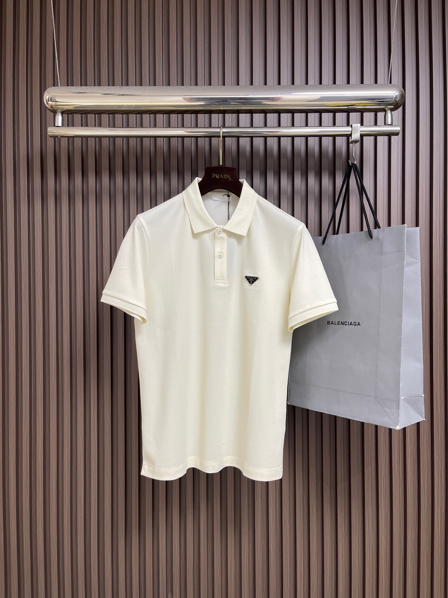 NO:836110,Prada short-sleeved lapel T-shirt polo shirt, made of original color organic cotton, soft texture, light and thin fabric, fine and clear texture, loose and comfortable fit, and the upper body effect is very handsome!  The triangular logo design is flawless and compact, reflecting the brand elements. It is low-key and restrained, full of luster, and has a decorative effect and is recognizable. The blunt collar design is particularly youthful and energetic, and full of softness. Sizes 48-56. Size 48 bust 96. Shoulder width 42.8. Back center length 67. 50 size bust 100. Shoulder width 44. Back center length 69. Size 52 bust 104. Shoulder width 45.2. Back center length 71.  Size 54, bust 108, shoulder width 46.4, mid-back length 73, size 56 bust 112, shoulder width 47.6, mid-back length 75,, prada, T-shirt, tees, t-shirt,19860909Prada 短袖翻领T恤polo衫,采用原色有机棉,质地柔软,面料轻薄,纹理细腻清晰,版型宽松舒适,上身效果非常帅气！三角标识设计,精致无暇又小巧,体现品牌元素,低调内敛光泽感十足,又起到装饰效果具有辨识度,钝性领子设计特显年轻活力,柔和感十足.尺码48-56 48码胸围96 肩宽42.8 后中长67 50码胸围100 肩宽44 后中长69 52码胸围104 肩宽45.2 后中长71 54码胸围108 肩宽46.4 后中长73 56码胸围112 肩宽47.6 后中长75,,prada,T-shirt,tees，t-shirt,,Men's clothing