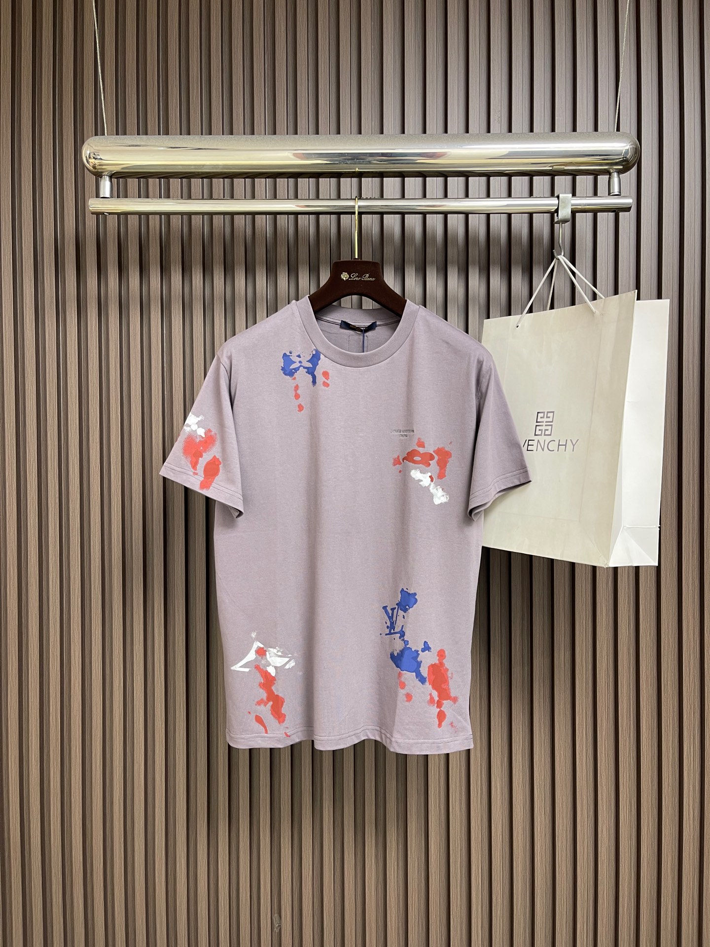 NO:837726,LV art graffiti short-sleeved T-shirt, this gray short-sleeved T-shirt brings a new attitude to the street!  Red, blue and white splash-ink graffiti + brand dark pattern, artistic sense and street sense collide. Loose tailoring adapts to various body shapes, and the simple background color brings out the tension of graffiti. It is very eye-catching for fashionable people going out on the street or at parties. Unlock the password of personalized dressing ~ Sizes S-XL S size Bust 107 Shoulder width 47 Clothing length 71.5 M size Bust 111 Shoulder width 49 Clothing length 72.5 L size Chest 115 Shoulder width 51  Clothes length 73.519860909LV 艺术泼墨涂鸦短袖T恤,这款灰色短袖T恤,玩转出街新态度！红蓝白泼墨涂鸦+品牌暗纹,艺术感与街头感碰撞.宽松剪裁适配各种身形,简约底色衬出涂鸦张力,潮人出街、聚会炸场都超吸睛,解锁个性穿搭密码～ 尺码S-XL S码 胸围107肩宽47 衣长71.5 M码胸围111 肩宽49 衣长72.5 L码 胸围115 肩宽51 衣长73.5 XL码胸围119 肩宽53 衣长74.5,,louis vuitton,T-shirt,tees，t-shirt,,Men's clothing