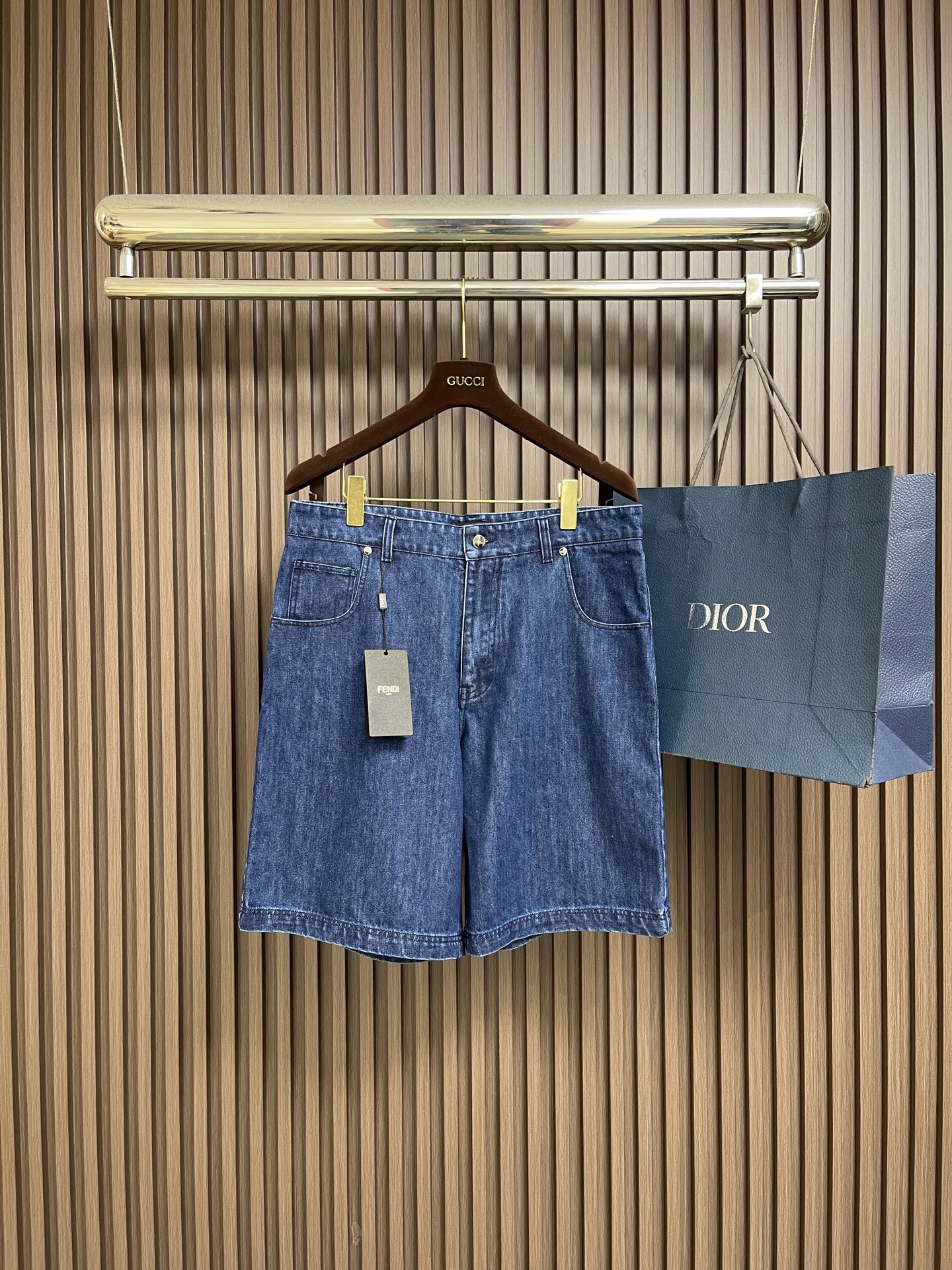 NO:835044,Tops Shorts P FENDI Black label dark blue denim jacket denim shorts set, oversized jacket, shirt collar, chest flap pockets. Logo stud button fastening. Made of blue denim. Matching FF graphic print on the interior. Blue leather patch and FF Selleria detail on the back of the collar. Silver finish hardware. Sizes S-XL,,fendi,shorts,jackets & coats,shirts,19860909上衣 短裤P FENDI 黑标深蓝牛仔夹克牛仔短裤套装,超大号夹克,衬衫领,胸部有翻盖口袋.标志钉饰纽扣开合.蓝色牛仔布材质.内部饰有相搭的FF图案印花.衣领背面饰有蓝色皮革贴片和FF Selleria细节.银色饰面金属件.尺码S-XL,,fendi,shorts,jackets & coats,shirts,,Men's clothing