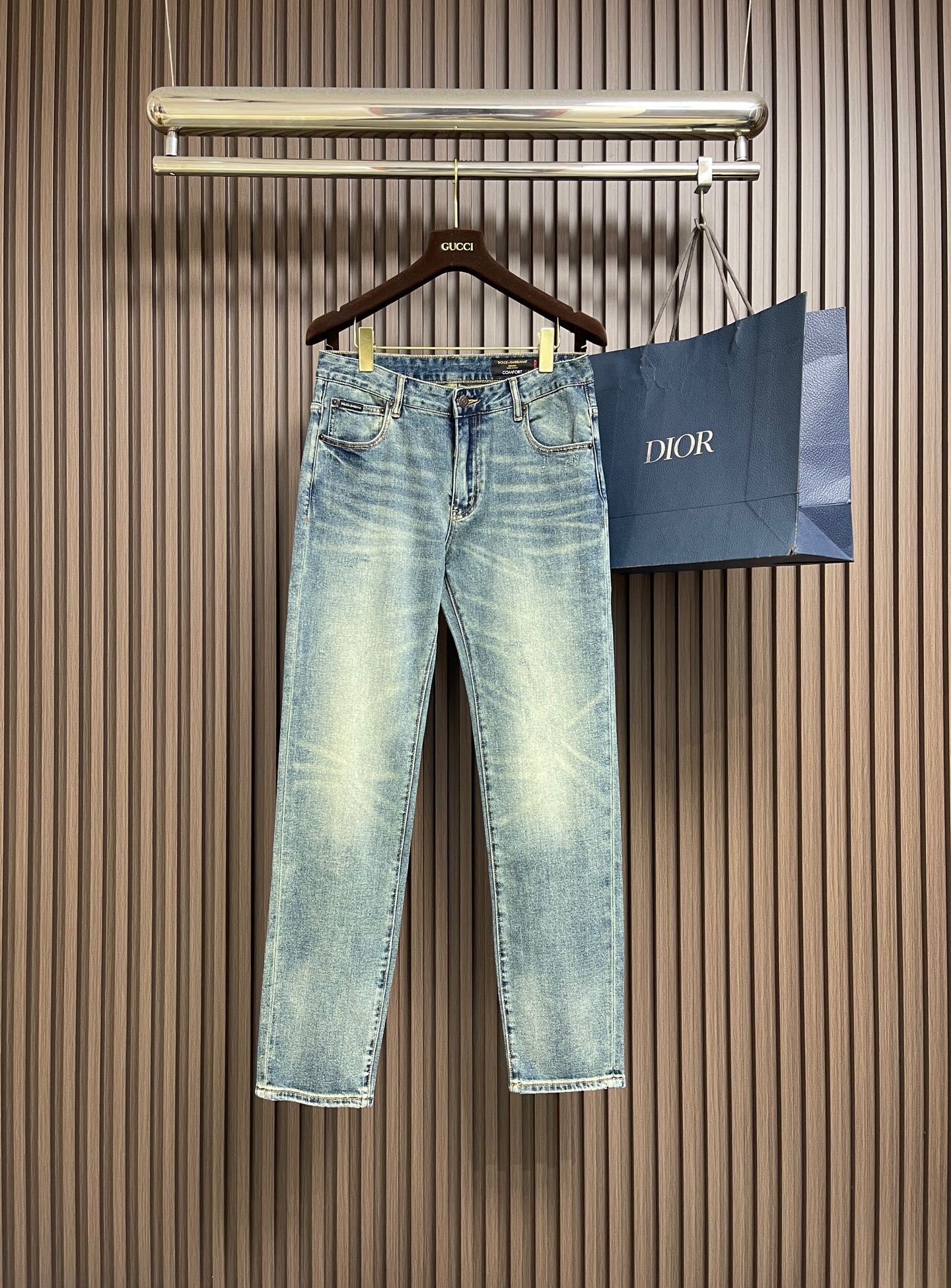 NO:835075,DG 2026SS new denim trousers with logo logo, suitable for daily life and leisure. The denim fabrics selected have all been washed, polished and distressed through multiple processes. The excellent fit makes the trousers have good upper body comfort, which is very important for jeans. The original hardware and accessories are provided by customers, with great sense of design, full details and workmanship. Sizes 29-38, 35, no 37,,jeans,19860909DG 2026SS新款仔章标识牛仔长裤,生活休闲日常皆宜.选用的牛仔布料全部经过多道工序洗水、打磨、做旧处理 极好的版型使的裤装有很好的上身舒适度,牛仔裤这点非常非常重要.客供原版五金辅料,极具设计感, 十足的细节、做工之处处到位.尺码29-38 有35 无37,,jeans,,Men's clothing