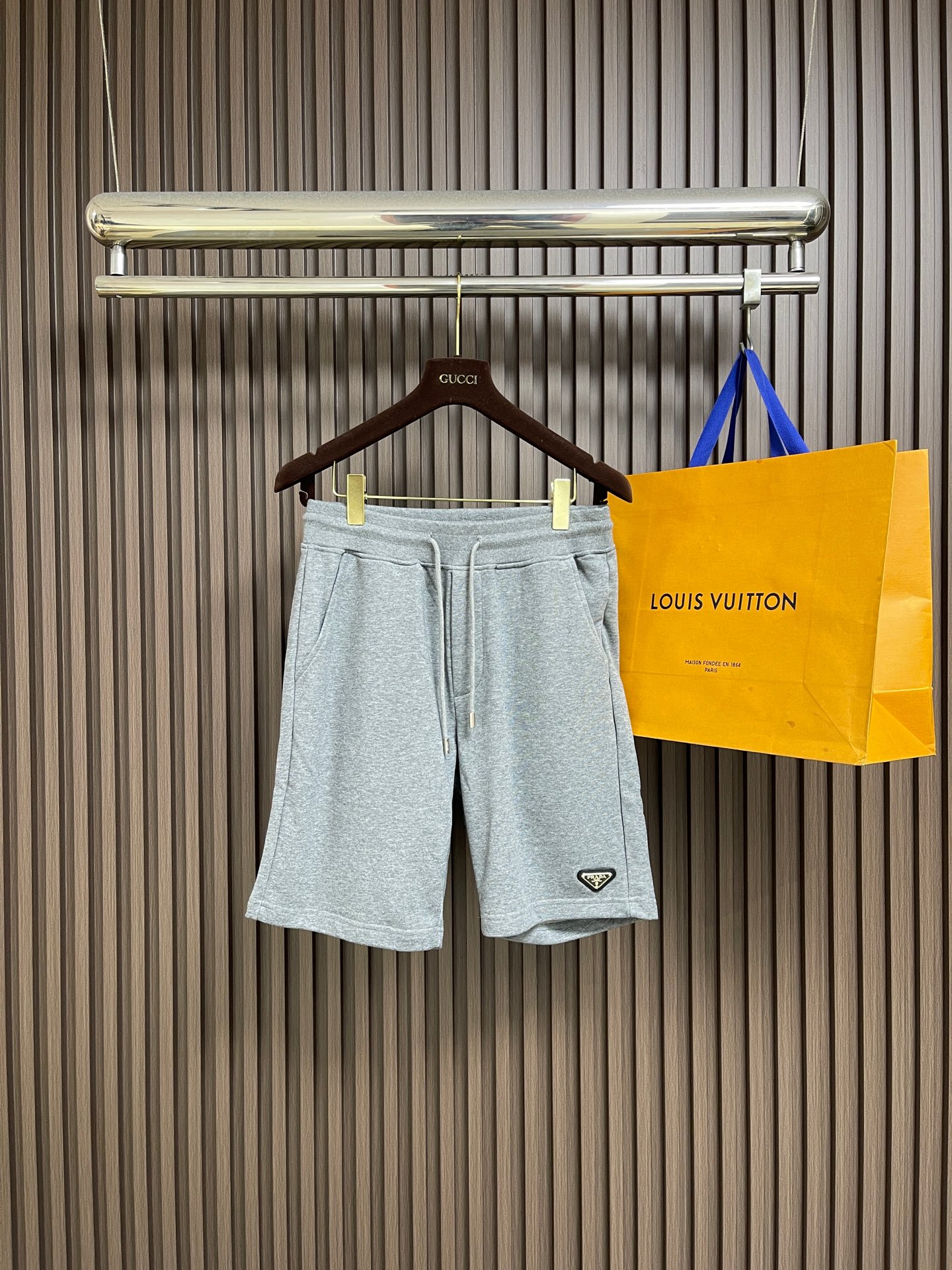 NO:835040,Prada logo triangular logo sports shorts, a basic style that can be matched with everything. These shorts are worth owning. They are full of high-end and high-standard. They are the same style for men and women. They don’t choose anyone or their body shape. They can be matched with n kinds of daily life looks!  Customized fabric material, soft and shiny to the touch, original hardware selection. Sizes M-3XL M size pants length 50 waist 72 hips 102 L size pants length 51 waist 76 hips 106 XL size pants length 52 waist 80 hips 110 XXL size pants length 53 waist 84 hips 114 XXXL size pants length 54 waist 88  Hips 118,,prada,shorts,19860909Prada logo三角标识运动短裤,万能搭配的基础款 这条短裤值得拥有,高级感十足,高标配的男女同款 不挑人不挑身材,能够搭配出n种的日常生活look！定制面料材质 手感柔软有光泽 原版五金精选 .尺码M-3XL M码裤长50 腰围72 臀围102 L码 裤长51 腰围76 臀围106 XL码裤长52 腰围80 臀围110 XXL码 裤长53 腰围84 臀围114 XXXL码 裤长54 腰围88 臀围118,,prada,shorts,,Men's clothing