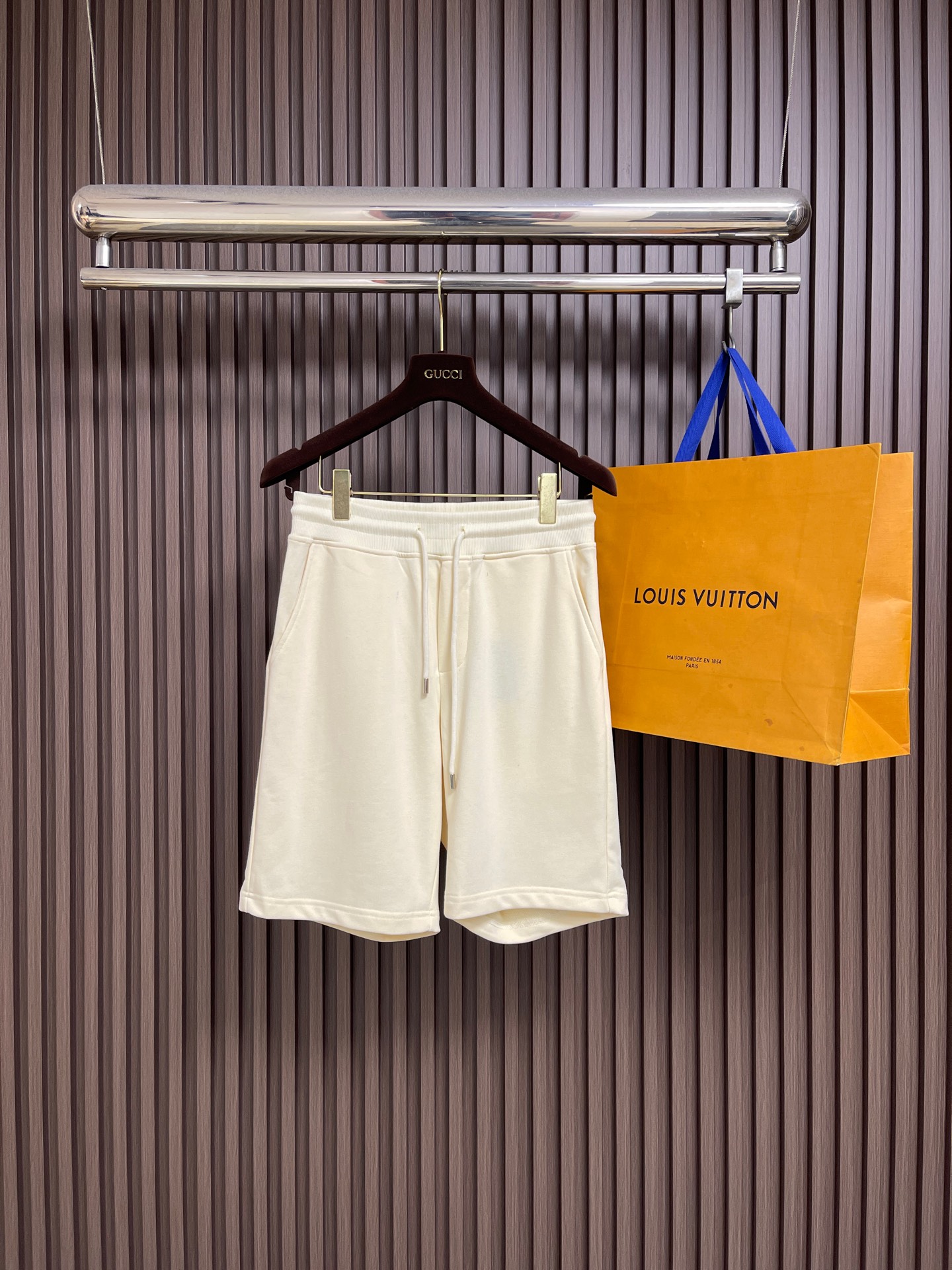NO:835026,Prada logo triangular logo sports shorts, a basic style that can be matched with everything. These shorts are worth owning. They are full of high-end and high-standard. They are the same style for men and women. They don’t choose anyone or their body shape. They can be matched with n kinds of daily life looks!  Customized fabric material, soft and shiny to the touch. Original hardware selection. Sizes M-3  Hips 118,,prada,shorts,19860909Prada logo三角标识运动短裤,万能搭配的基础款 这条短裤值得拥有,高级感十足,高标配的男女同款 不挑人不挑身材,能够搭配出n种的日常生活look！定制面料材质 手感柔软有光泽 原版五金精选 尺码M-3XL M码裤长50 腰围72 臀围102 L码 裤长51 腰围76 臀围106 XL码裤长52 腰围80 臀围110 XXL码 裤长53 腰围84 臀围114 XXXL码 裤长54 腰围88 臀围118,,prada,shorts,,Men's clothing