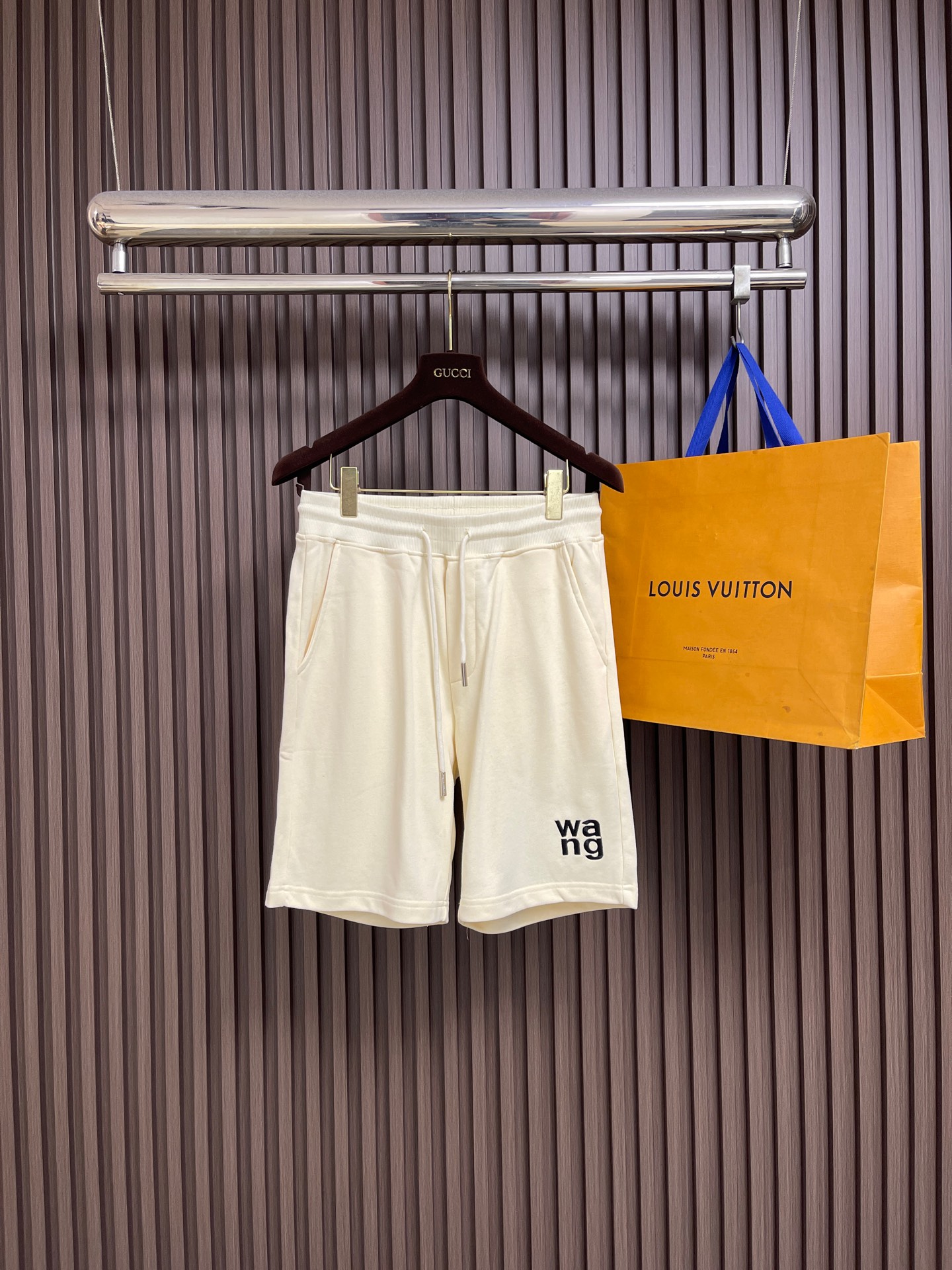 NO:835020,Alexanderwang 2026ss new summer casual shorts, advanced custom-made breathable fabrics, extremely breathable, elastic and comfortable, with impeccable details, top-grade accessories, original logo design concept, delicate and soft feel!  The upper body fit is awesome!  Size M-3XL M size pants length 50 Waist 72 Hips 102 L size pants length 51 Waist 76 Hips 106 XL size pants length 52 Waist 80 Hips 110 XXL size pants length 53 Waist 84 Hips 11419860909Alexanderwang大王2026ss 夏季新款休闲短裤,高级定制面料透气面料 透气弹力舒适度极高,细节无可挑剔,顶级辅料配备,原版logo设计理念,手感细腻柔软！上身版型超赞！尺码M-3XL M码裤长50 腰围72 臀围102 L码 裤长51 腰围76 臀围106 XL码裤长52 腰围80 臀围110 XXL码 裤长53 腰围84 臀围114 XXXL码 裤长54 腰围88 臀围118,,alexander wang,shorts,,Men's clothing