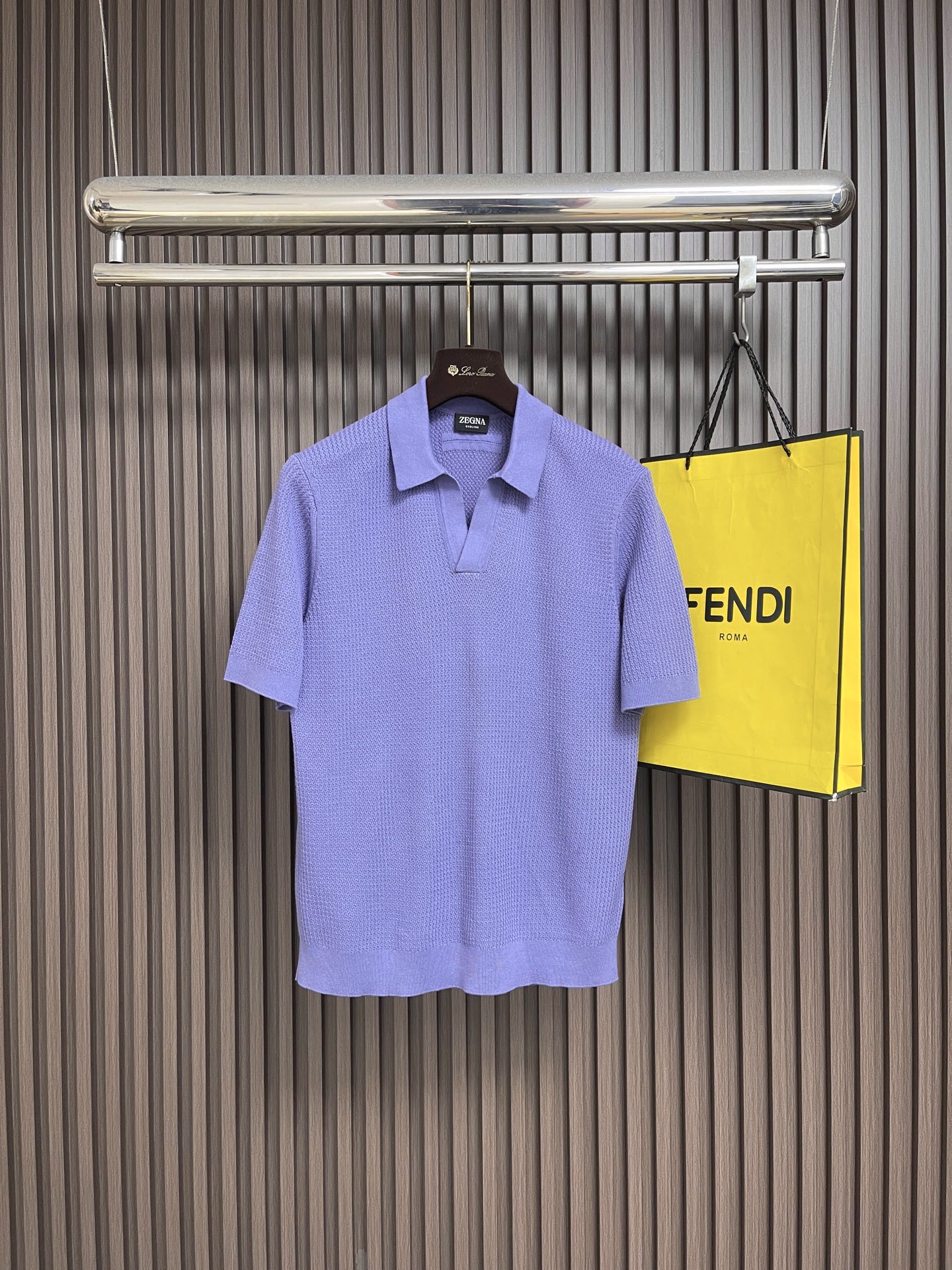 NO:835049,ZEGNA 2026ss new short-sleeved knitted Polo. This Polo is a classic item in the wardrobe. It has a delicate shape and elegant sports style. It adopts a short-sleeved design, soft and simple, and the threaded cuffs are knitted. Size 48-50-52-54 48 yards. Shoulder width 44. Chest 108. Length 65. 50 yards. Shoulder width 45. Chest 112. Length 66. 52 yards.  Shoulder width 46, bust 116, length 67, size 54, shoulder width 47, bust 120, length 68, T-shirt,19860909ZEGNA 2026ss新款短袖针织Polo,这款Polo是衣橱中的经典单品,造型细致,运动风格优雅,采用短袖设计,柔软而简约,螺纹袖口针织完成.尺码48-50-52-54 48码 肩宽44胸围108 衣长65 50码 肩宽45胸围112 衣长66 52码 肩宽46胸围116 衣长67 54码 肩宽47胸围120 衣长68,,T-shirt,,Men's clothing