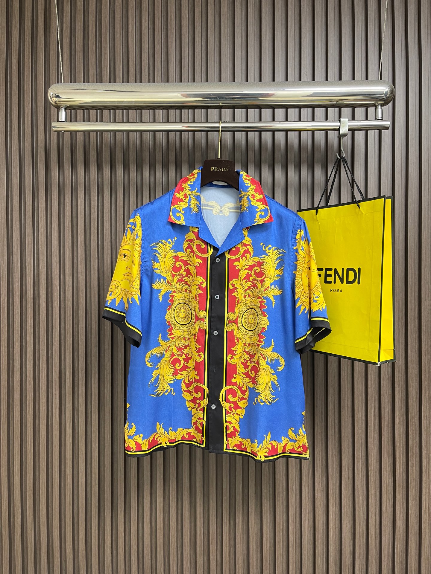 NO:836086,Versace 2026ss new technical silk twill short-sleeved shirt, decorated with 'The Sun' print, which reinterprets Baroque and golden patterns to highlight the emotional theme pattern in the center, presenting the incarnations of the mythical gods Helios, Thor and Ra. 'The Sun' print. Logo label. Short sleeves. Notched collar, front button closure, size 46-52 S-XL 46, shoulder width 46.8  Bust 116, length 67, size 48, shoulder width 48, bust 120, length 68.5, size 50, shoulder width 49.2, bust 124, length 70, size 52, shoulder width 50.4, bust 128, length 71.5,,versace,shirts,T-shirt,real silk,19860909Versace 2026ss新款科技真丝斜纹短袖衬衫,饰有'The Sun'印花,重新演绎巴洛克与金色纹饰,烘托出中央饱含情感的主题图案,呈现神话中的赫利俄斯,索尔与拉神的形象化身. 'The Sun'印花. Logo标签.短袖.平驳领,正面纽扣闭合,尺码46-52 S-XL 46码 肩宽46.8 胸围116衣长67 48码 肩宽48 胸围120 衣长68.5 50码 肩宽49.2 胸围124 衣长70 52码 肩宽50.4 胸围128 衣长71.5,,versace,shirts,T-shirt,real silk,,Men's clothing