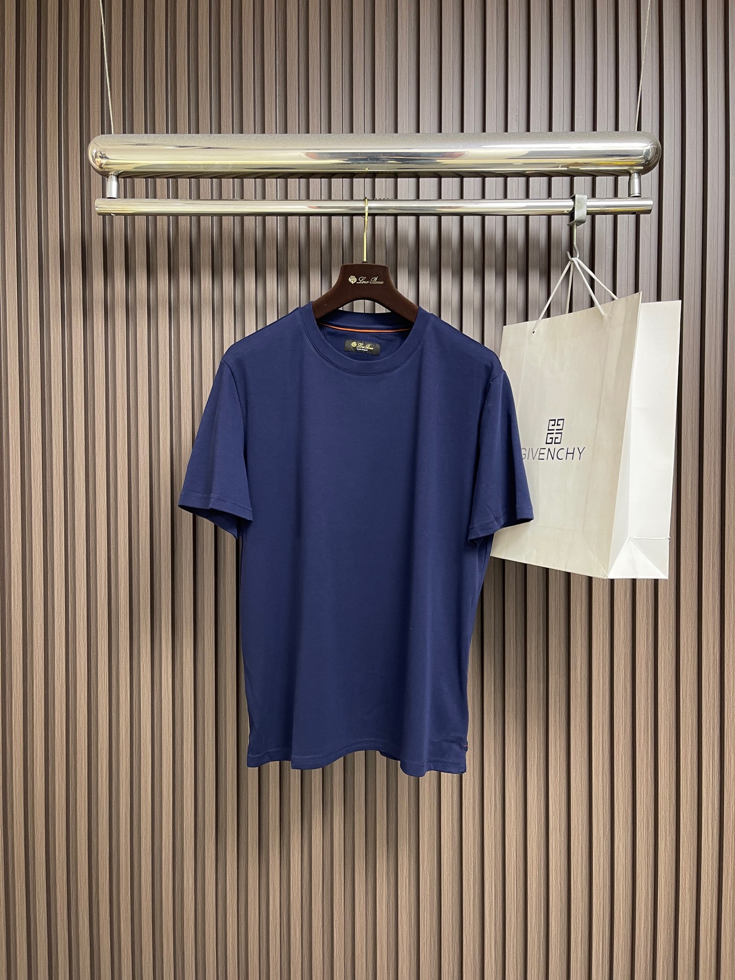 NO:835021,LP Loro Piana low-key old money style 2026SS classic short-sleeved T-shirt. This short-sleeved shirt shows a casual and relaxed charm with the natural tones of the Ligurian coast of Italy. It is made of soft and lightweight cotton jersey fabric, supplemented by a simple and versatile style design. It can be worn with or as a summer outerwear. The semi-circle panel at the back is decorated with the Loro Piana embroidered logo. Size S-XL S size shoulder width 47.5 bust 108 length 70.5  Size M, shoulder width 48.7, bust 112, length 72, size L, shoulder width 49.9, bust 116, length 73.5, size XL, shoulder width 51.1, bust 120, length 75, loro piana, loro piana, T-shirt, tees, t-shirt,19860909LP Loro Piana 低调老钱风2026SS 经典款短袖T恤,这款短袖以意大利利古里亚海岸的自然色调展现休闲放松的韵味.采用柔软轻盈的棉质平纹针织面料制成,辅以简约百搭风格设计.可作为与或夏季外衣搭穿.后部半圆片饰有 Loro Piana 刺绣徽标. 尺码S-XL  S码肩宽47.5胸围108 衣长70.5 M码 肩宽48.7胸围112衣长72 L码肩宽49.9胸围116衣长73.5 XL码 肩宽51.1 胸围120衣长75,,loro piana,loro piana,T-shirt,tees，t-shirt,,Men's clothing