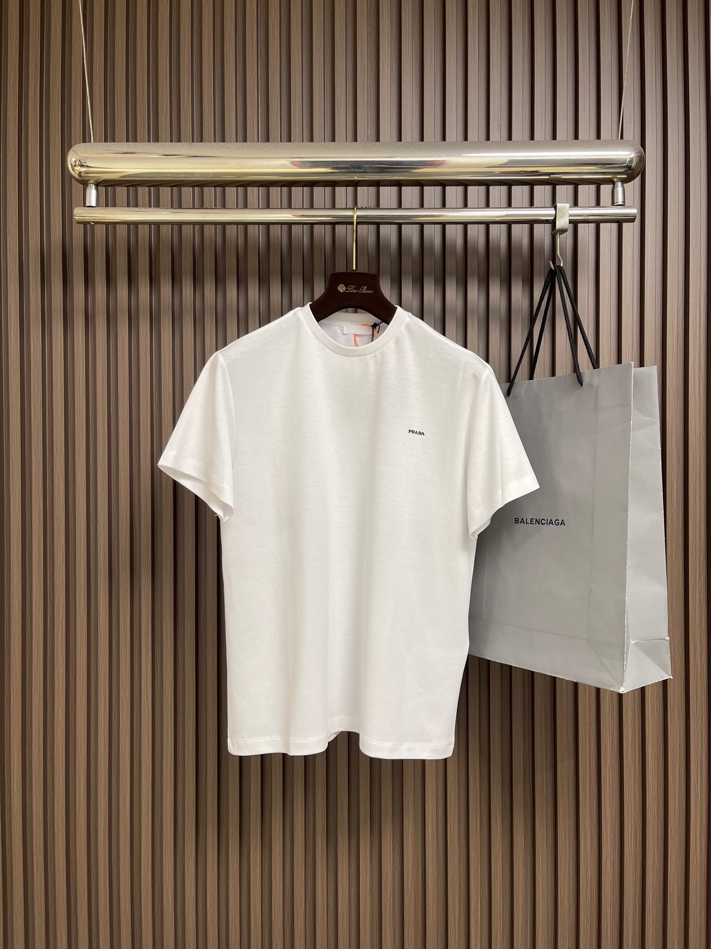 NO:836075,PRADA  Simple and basic casual short-sleeved T-shirt, made of exclusive high-weight combed long-staple cotton fabric. The upper body is skin-friendly and breathable. It will keep you dry and sweat-free for a long time. It has a superior drape feeling. It is not easy to pill, shrink or deform. It can still maintain a crisp shape and long-lasting color after being washed many times. It combines daily wearing comfort and ultimate durability. It has a simple and classic round neckline, high-density reinforced rib cuffs, and neat and precise routing. It is not easy to loosen and deform after being worn for a long time. It is soft and soft.  It fits the neck line, modifies the face shape and the proportion of the head and shoulders, and is versatile and not picky; the left chest is decorated with exquisite and simple brand letter logo, low-key, simple and unobtrusive, just highlighting the brand's high-end texture, and showing high-end style in minimalism; the fit is slightly loose and neat, the lines are clean and smooth, the upper body is not tight or bloated, it perfectly adapts to various body shapes, hides the flesh and is very tolerant; the pure black classic and versatile base color is low-key and calm. Sizes S-XL  S size bust 106 shoulder width 43.5 length 68 size M bust size 110 shoulder width 45 length 70 size L bust size 114 shoulder width 46.5 length 72 XL size bust 118 shoulder width 48 length 74, prada, T-shirt, tees, t-shirt,19860909PRADA 简约基础休闲短袖T恤,采用专属高克重精梳长绒棉面料,上身亲肤透气,久穿干爽不闷汗,自带优越垂坠感,不易起球不易缩水不易变形,多次水洗依旧保持版型挺括、色泽持久,兼顾日常穿着舒适度与极致耐穿性能；简约经典圆领领口,高密加固罗纹收口,走线工整精密,久穿拉扯也不易松垮变形,柔和贴合颈部线条,修饰脸型与头肩比例,百搭不挑人；左胸精致简约品牌字母标识点缀,低调简约不张扬,恰到好处凸显品牌高阶质感,极简之中尽显高级格调；合身微宽松利落剪裁,线条干净流畅,上身不紧绷不臃肿,完美适配各种身形,藏肉显瘦包容性极强；纯黑经典百搭底色,低调沉稳大气.尺码S-XL S码胸围106 肩宽43.5 衣长68 M码 胸围110 肩宽45 衣长70 L码胸围114 肩宽46.5 衣长72 XL码 胸围118 肩宽48 衣长74,,prada,T-shirt,tees，t-shirt,,Men's clothing