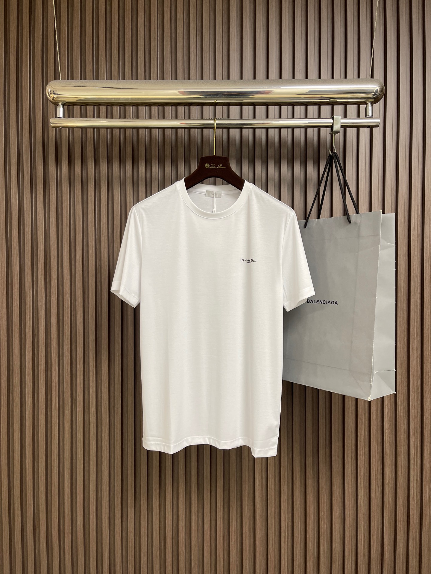 NO:836103,DIOR 2026ss new spring and summer short-sleeved round neck T-shirt with small logo embroidery. High-end customized design. Avant-garde and fashionable design, small logo embroidery process design. High-end customized 280g double sand pure cotton fabric. Soft to the touch. Comfortable to wear. Exquisite stitching. Fine workmanship. The upper body effect is incomparably handsome!  A must-have item for a stylish man!  Size M-3XL Size M, length 70, shoulder width 45, bust 104 Size L, length 71, width 46, bust 10819860909DIOR 2026ss春夏新款小标刺绣短袖圆领T恤 高端订制 设计前卫时尚,小标logo刺绣工艺设计 高端定制280克双沙纯棉棉面料.手感柔软.穿着舒适.级别精致车线.做工精细.上身效果无敌帅气！型男必备单品！尺码M-3XL M码衣长70 肩宽45胸围104 L码 衣长71肩宽46胸围108 XL码 衣长72肩宽47胸围112 XXL码衣长73肩宽48胸围116 XXXL码 衣长74肩宽49胸围120,,dior,T-shirt,tees，t-shirt,,Men's clothing