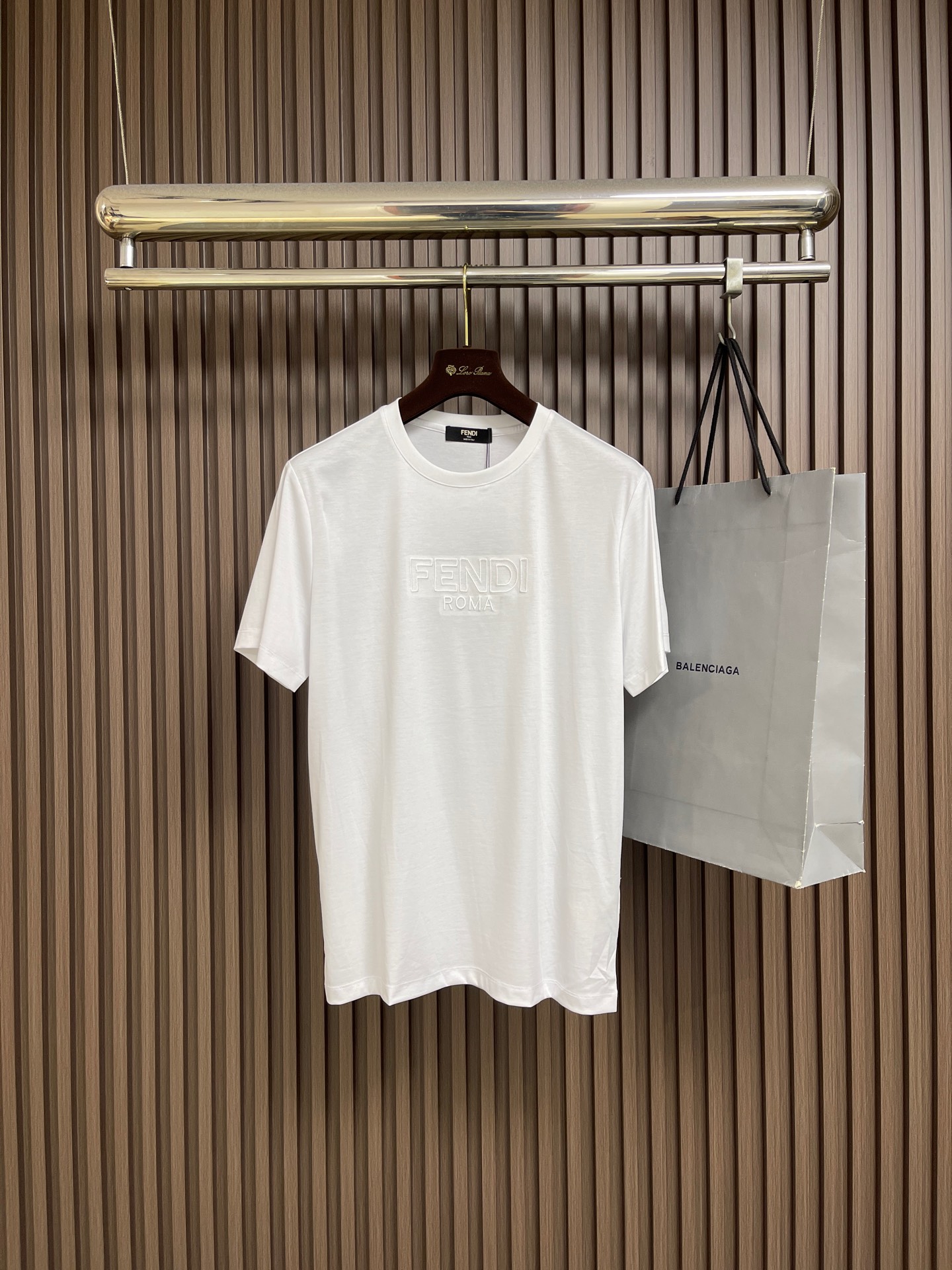 NO:836068,Fendi For cotton T-shirts with embroidered patterns, we first use jacquard weaving technology to integrate the FF logo and the brown base to form a permanent three-dimensional pattern; then use appliqué positioning to build the main visual hierarchy; and finally use needlepoint embroidery to precision edge binding, with a density of 16 stitches per inch to achieve seamless edge solidification and strengthen the The clarity of the pattern outline. The standard slim fit strikes a balance between showing the body lines and retaining room for movement. The neckline, cuffs and hem are all made of double-needle interlocking technology, which significantly improves the seam strength and wear resistance, ensuring that the item remains in the best condition after long-term wear. Sizes M-3XL Size M, length 70, shoulder width 45, chest 104 Size L, length 71, width 46, bust 10819860909Fendi 刺绣图案棉质T恤,先以提花织造技术将FF标识与棕色基底织为一体,形成永久立体图案；再通过贴布绣定位构建主视觉层次；最后以挨针绣精密包边,通过每英寸16针的密度实现边缘无缝固化,同时强化图案轮廓的清晰度.标准修身剪裁在展现身体线条与保留活动余量间取得平衡.领口、袖口及下摆均采用双针绷缝工艺,显著提升接缝强度与耐磨度,确保单品在长期穿着后仍维持最佳状态.尺码M-3XL M码衣长70 肩宽45胸围104 L码 衣长71肩宽46胸围108 XL码 衣长72肩宽47胸围112 XXL码衣长73肩宽48胸围116 XXXL码 衣长74肩宽49胸围120,,fendi,tees，t-shirt,,Men's clothing