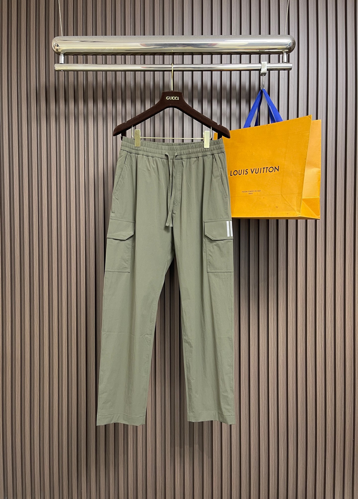 NO:836044,Canada Goose basic work trousers for spring and summer. The fabric texture is very soft and comfortable. The design is full of sense. The upper body is super versatile and can be worn by anyone. Sizes M-3XL,,19860909Canada Goose 加拿大鹅春夏款基础工装长裤,面料质感非常柔软舒适 设计感十足 ,上身超级百搭不挑人 都能穿.尺码M-3XL,,,Men's clothing