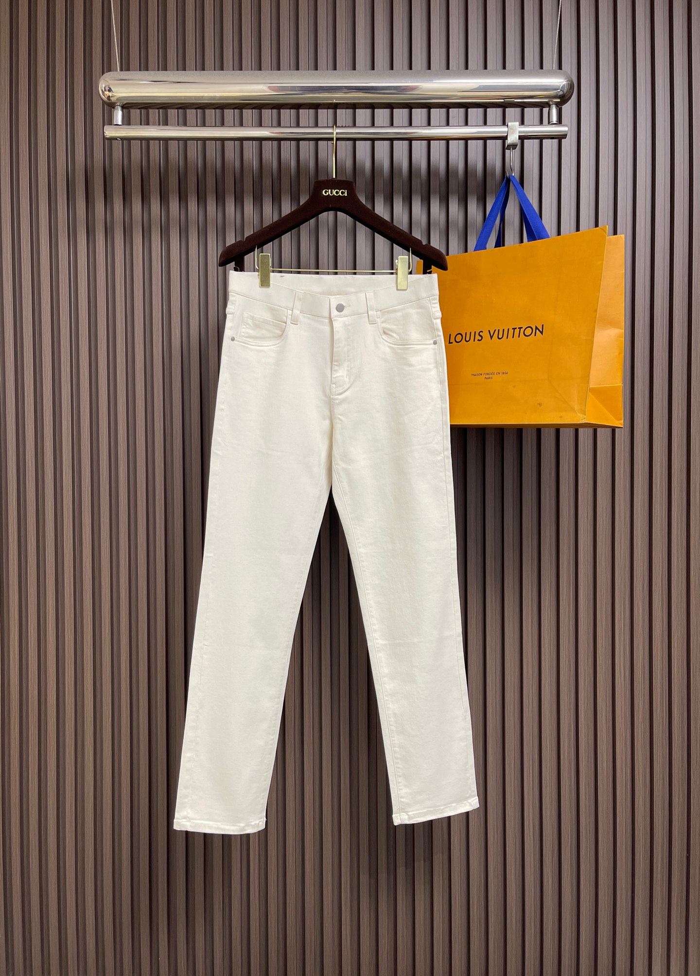 NO:837786,Zegna 2026ss four-season slim fit jeans trousers are woven from imported Japanese plain cotton denim fabrics. They are complete in three standards, simple yet elegant, soft, delicate and comfortable, and versatile and fashionable on the upper body! Light luxury, a must-have item for daily commuting. Sizes 30-38 Yes 35 No 37 30 yards Waist 78 Legs 54 Pants length 105 Hips 95 31 Size Waist 80 Legs 56  Pants length 106 Hips 98 32 yards Waist 83 Legs 58 Pants length 106 Hips 101 33 yards Waist 86 Legs 60 Pants length 106 Hips 104 34 yards Waist 90 Legs 62 Pants length 108 Hips 107 35 yards Waist 92 Legs 64 Pants length 108 Hips 110 36 yards  Waist 96 Legs 66 Pants length 110 Hips 113 Size 38 Waist 99 Legs 68 Pants length 110 Hips 116,,jeans,19860909zegna 2026ss四季款修身牛仔裤长裤,采用进口客供日本平纹棉质牛仔面料梭织生产,三标齐全,简约不失大气,柔软细腻舒适,上身百搭时尚!轻奢主义 日常通勤穿搭必备单品.尺码30-38 有35 无37 30码 腰围78腿围54 裤长105臀围95 31码 腰围80腿围56 裤长106臀围98 32码 腰围83腿围58 裤长106臀围101 33码 腰围86腿围60 裤长106臀围104 34码 腰围90腿围62 裤长108臀围107 35码 腰围92腿围64 裤长108臀围110 36码 腰围96腿围66 裤长110臀围113 38码 腰围99腿围68 裤长110臀围116,,jeans,,Men's clothing