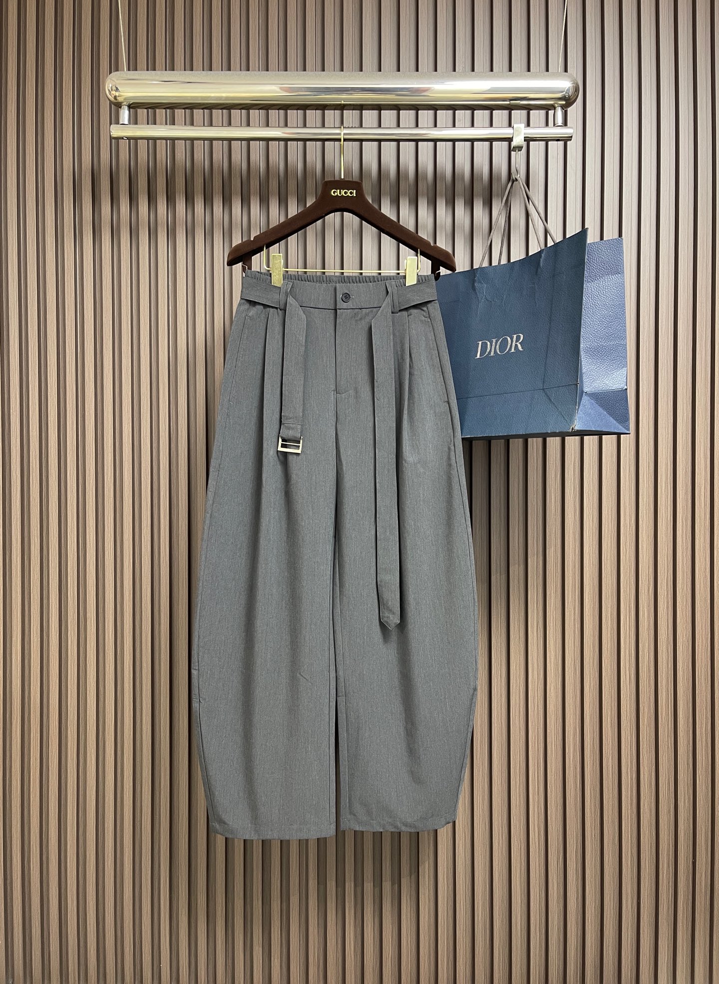 NO:839894,Valentino  2026ss spring and summer light luxury belted scimitar wide-leg trousers, this season's new VALE** light luxury tonal scimitar wide-leg trousers, black and gray two-color, take high-end simple dressing to the extreme, suitable for daily commuting in both directions. Exclusively customized scimitar lantern wide-leg pants  Shape, the trouser legs are naturally curved and slightly wide, not clinging to the legs, not bloated, not compressing the body, just the right drape curvature, high waist three-dimensional pleating technology, quietly raising the waistline proportion, easily wearing three-quarter length legs, relaxed and lazy feeling directly stretched out, the waistband is matched with the same color  It has a detachable square buckle belt. The metal square buckle has a neat texture, which directly doubles the casual atmosphere. The semi-elastic elastic design of the back waist combines the neat fit of suit pants with the freedom and comfort of casual pants. It does not tighten the waist and abdomen, and there is no pressure from sitting for a long time. We choose a high-definition blended suit with a drapey feel.  The fabric has a delicate and soft texture, with a matte high-grade sheen. The fabric has anti-wrinkle drape properties. The upper body drape is neat and stylish. It has fine weaving technology, neat and precise routing, and full-covered lockstitching on the inside. The details are full of luxury workmanship. Size XS-L  XS size, waist size 74, leg size 68, trousers length 108, S size, waist size 78, leg size 70, trousers length 108, M size, waist size 82, leg size 72, trousers length 110, L size, waist size 86, leg size 74, trousers length 110,,valentino,business suit,19860909Valentino 2026ss春夏轻奢腰带弯刀阔腿西裤,本季重磅上新VALE**轻奢调性弯刀阔腿裤,黑灰双色齐发,把高级简约穿搭拿捏到极致,通勤日常双向适配.专属定制弯刀灯笼阔腿裤型,裤管自然圆弧微阔剪裁,不贴腿、不臃肿、不压个子,恰到好处的垂坠弧度,高腰立体打褶工艺,悄悄拉高腰线比例,轻松穿出三七分大长腿,松弛慵懒感直接拉满,腰头搭配同色系可拆卸方扣腰带,金属方扣质感利落,随性一系氛围感直接翻倍,后腰半松紧弹力设计,兼顾西装裤的利落版型与休闲裤的自在舒适度,不勒腰腹,久坐零压力,甄选高定垂感混纺西装面料,肌理细腻软糯,上手自带哑光高级光泽,面料自带抗皱垂坠属性,上身垂感利落有型,细腻织造工艺,走线工整精密,内里全包边锁缝,从细节拉满奢品做工质感.尺码XS-L XS码 腰围74 腿围68 裤长108  S码 腰围78 腿围70 裤长108 M码 腰围82 腿围72 裤长110  L码 腰围86 腿围74 裤长110,,valentino,business suit,,Men's clothing
